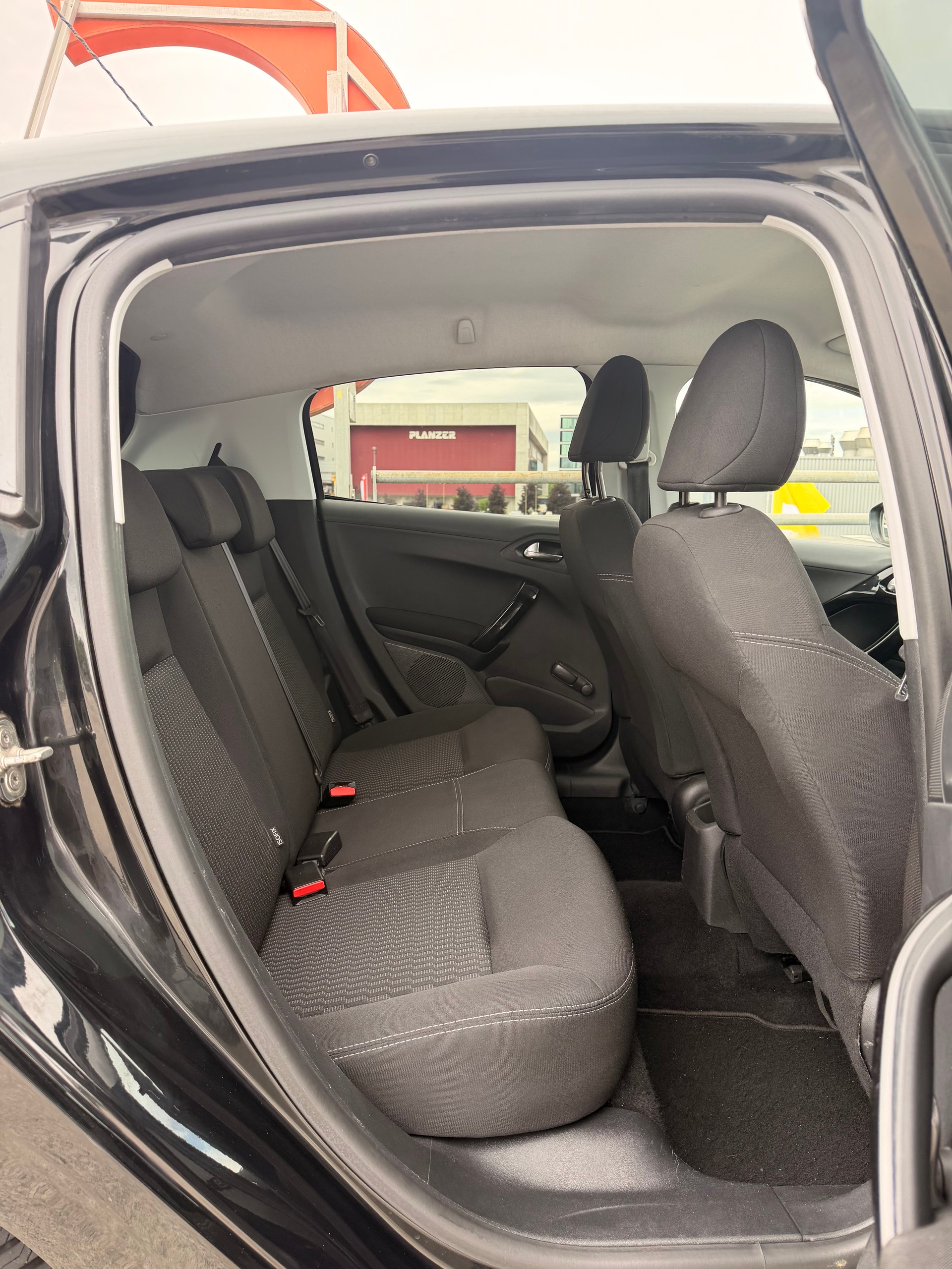 PEUGEOT 208 1.2 VTI Style-image-11
