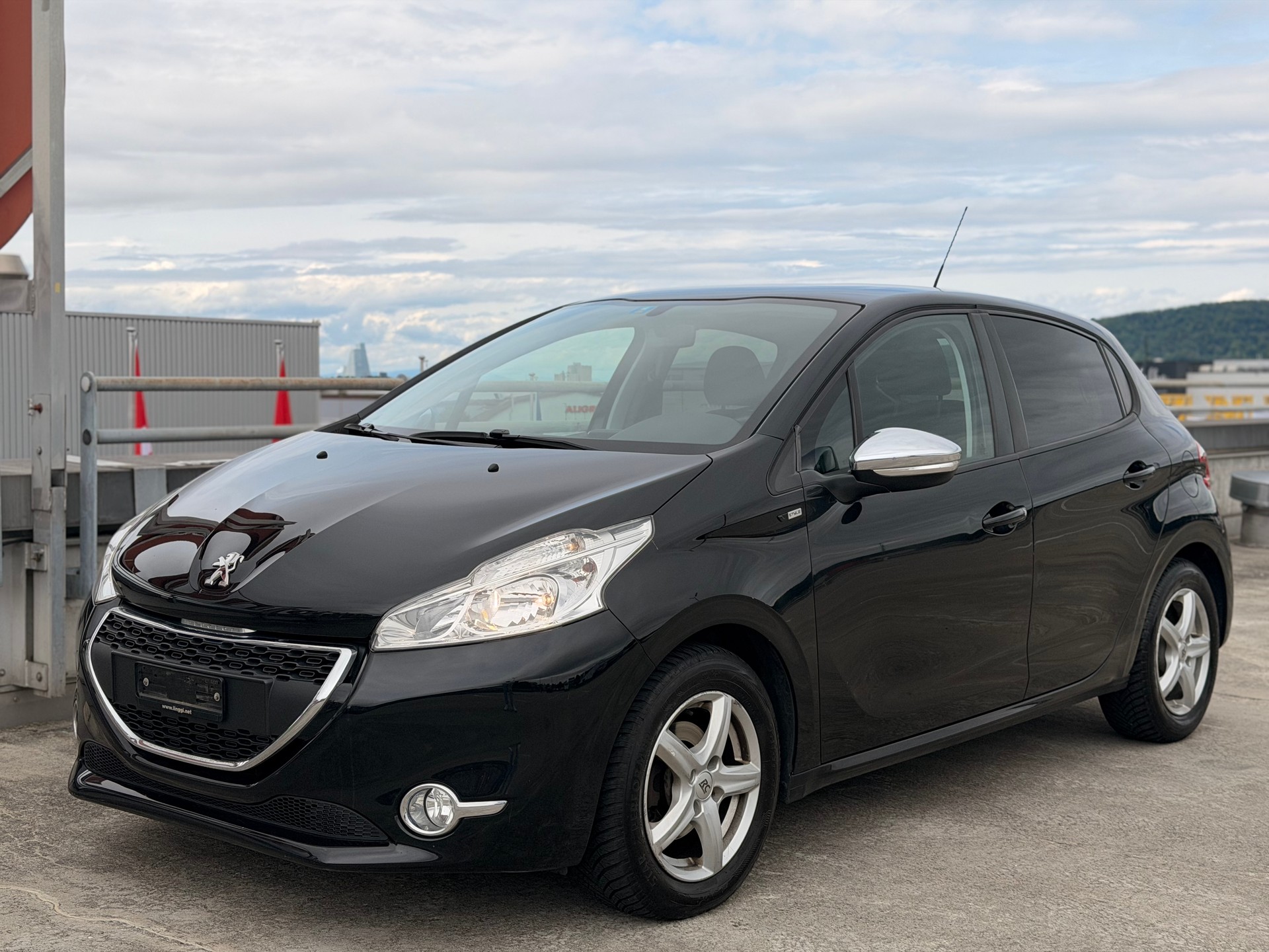PEUGEOT 208 1.2 VTI Style-image-4