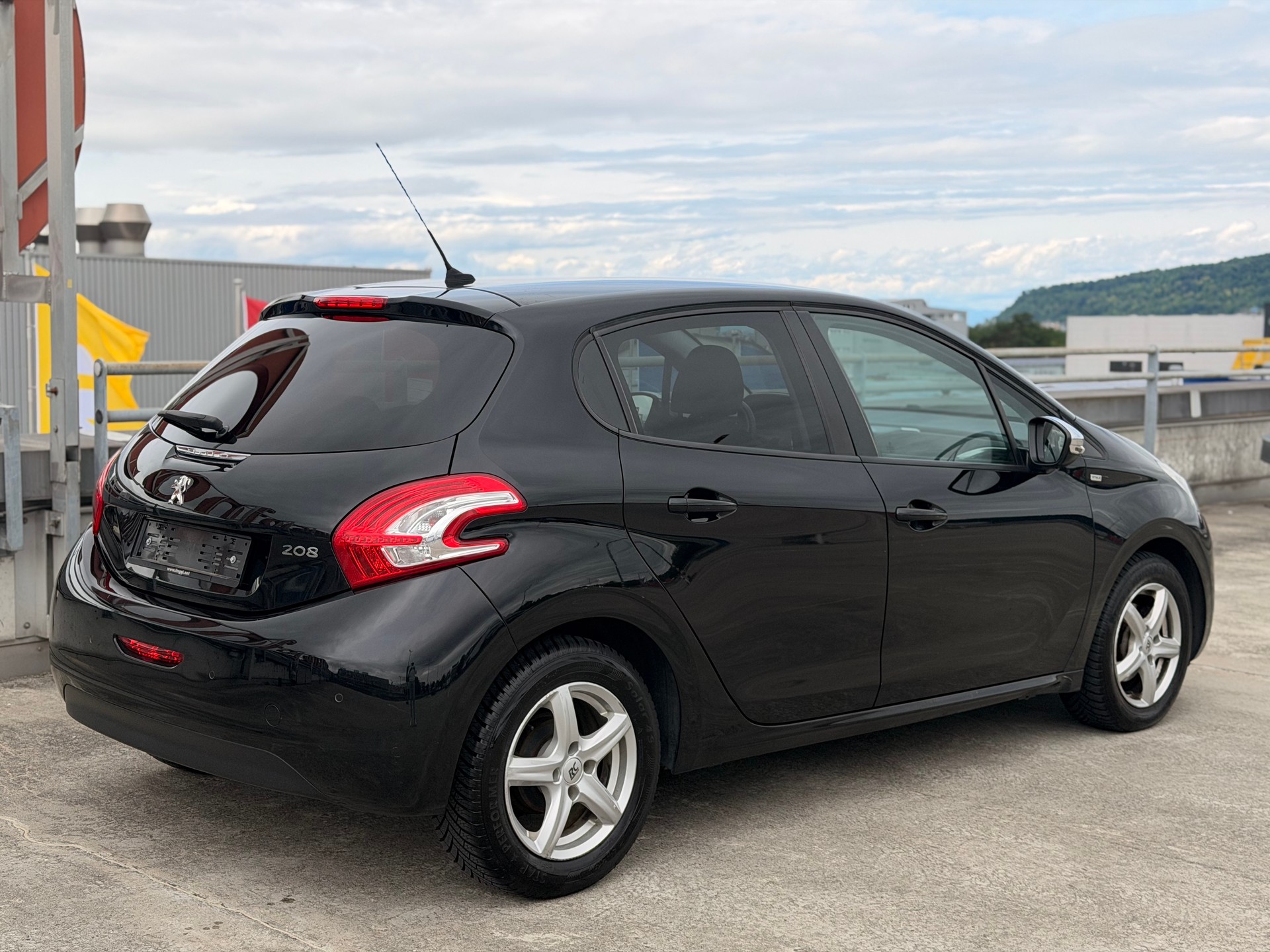 PEUGEOT 208 1.2 VTI Style-image-3