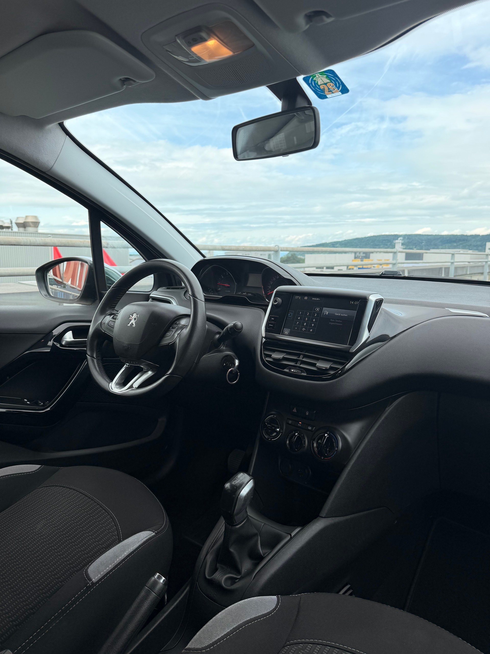 PEUGEOT 208 1.2 VTI Style-image-9