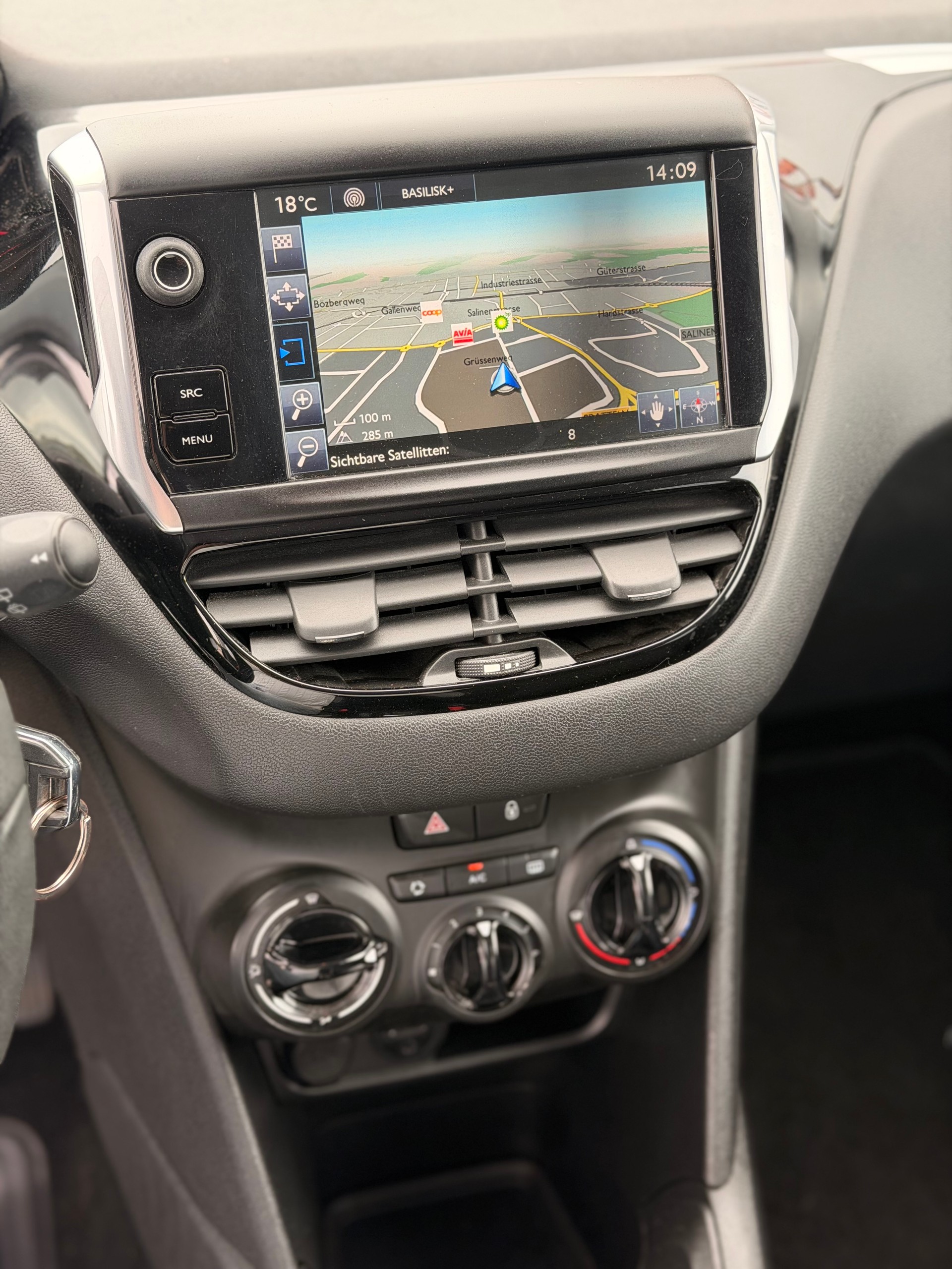 PEUGEOT 208 1.2 VTI Style-image-13