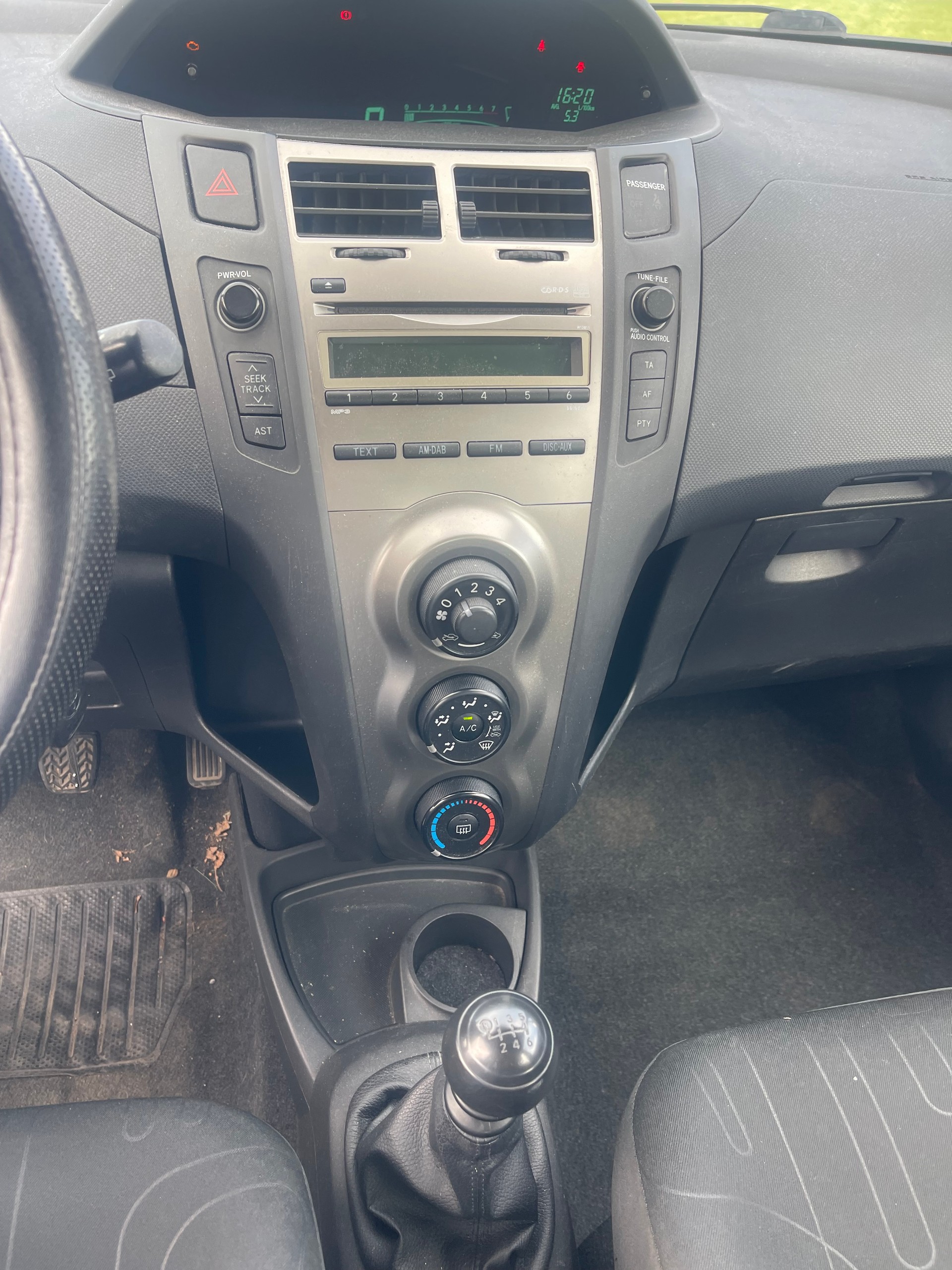TOYOTA Yaris 1.33 Linea Sol-image-5