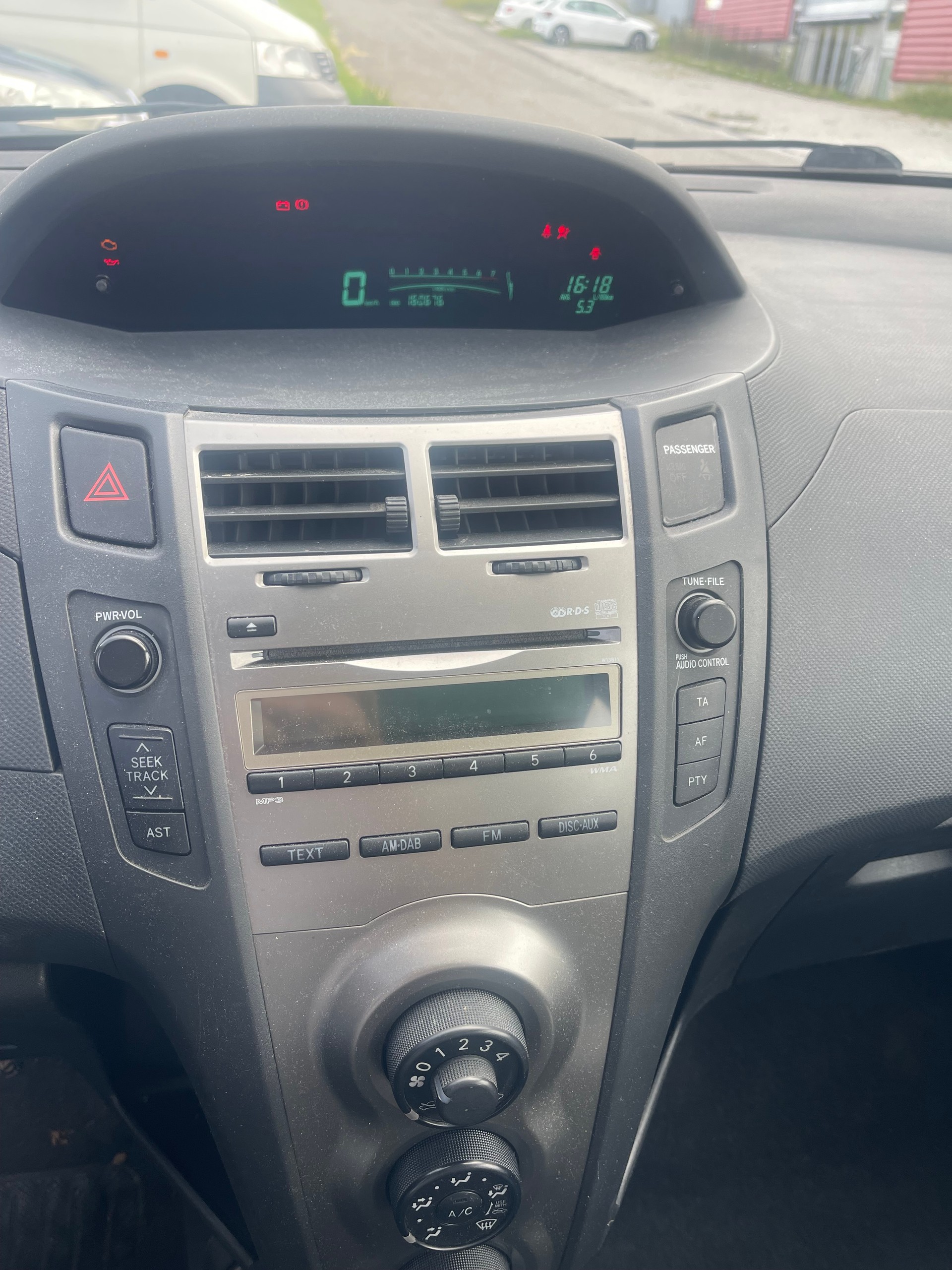 TOYOTA Yaris 1.33 Linea Sol-image-9