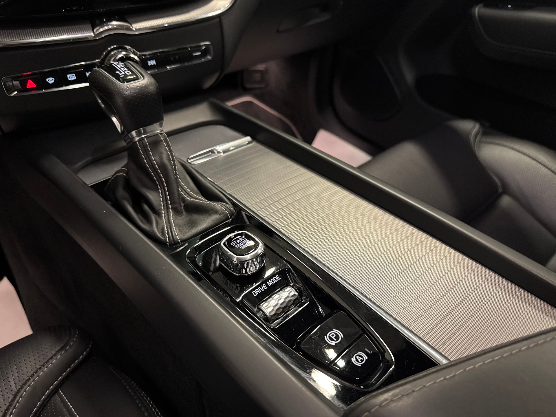 VOLVO XC60 T6 AWD R-Design Geartronic-image-28