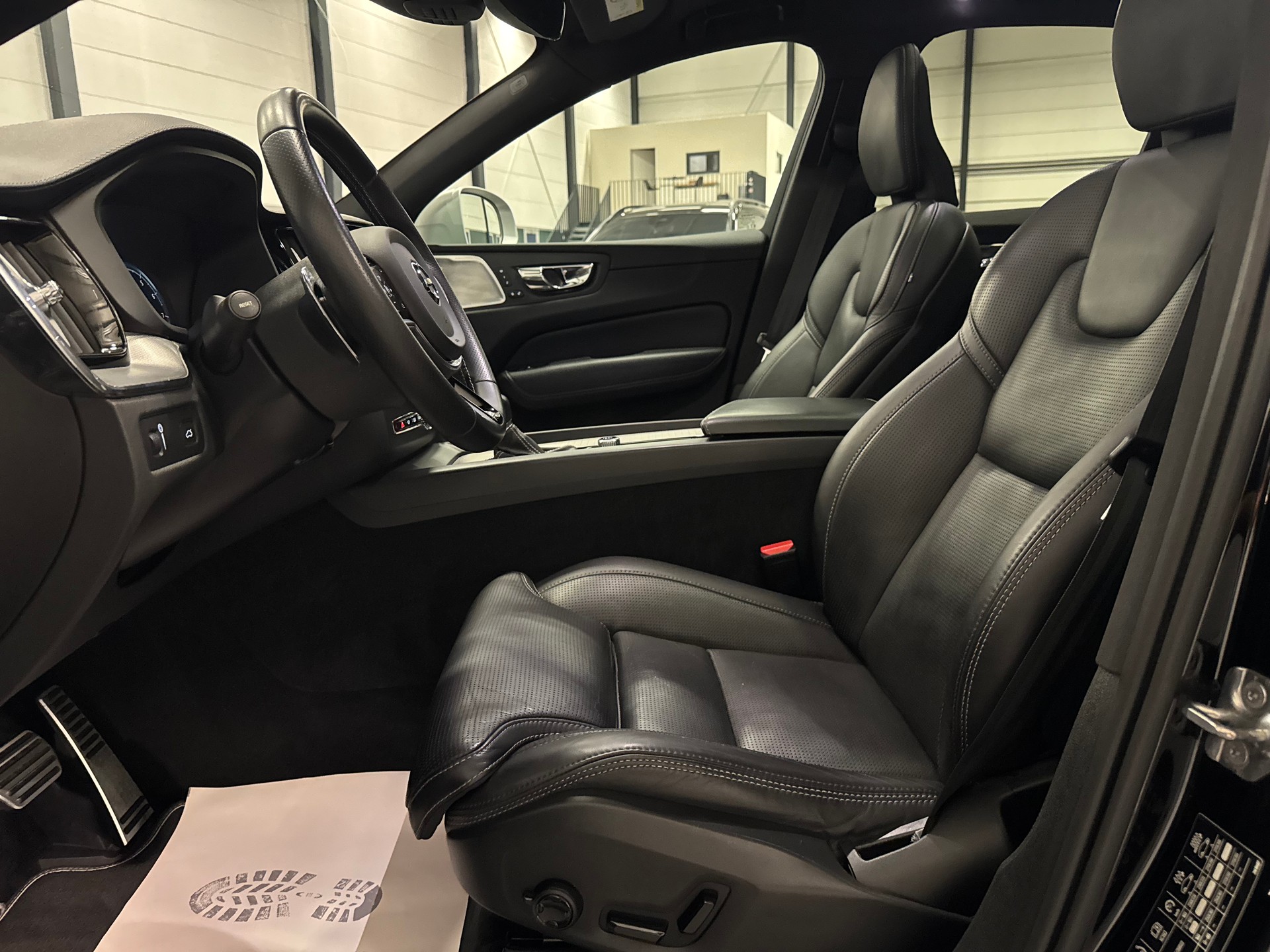 VOLVO XC60 T6 AWD R-Design Geartronic-image-17