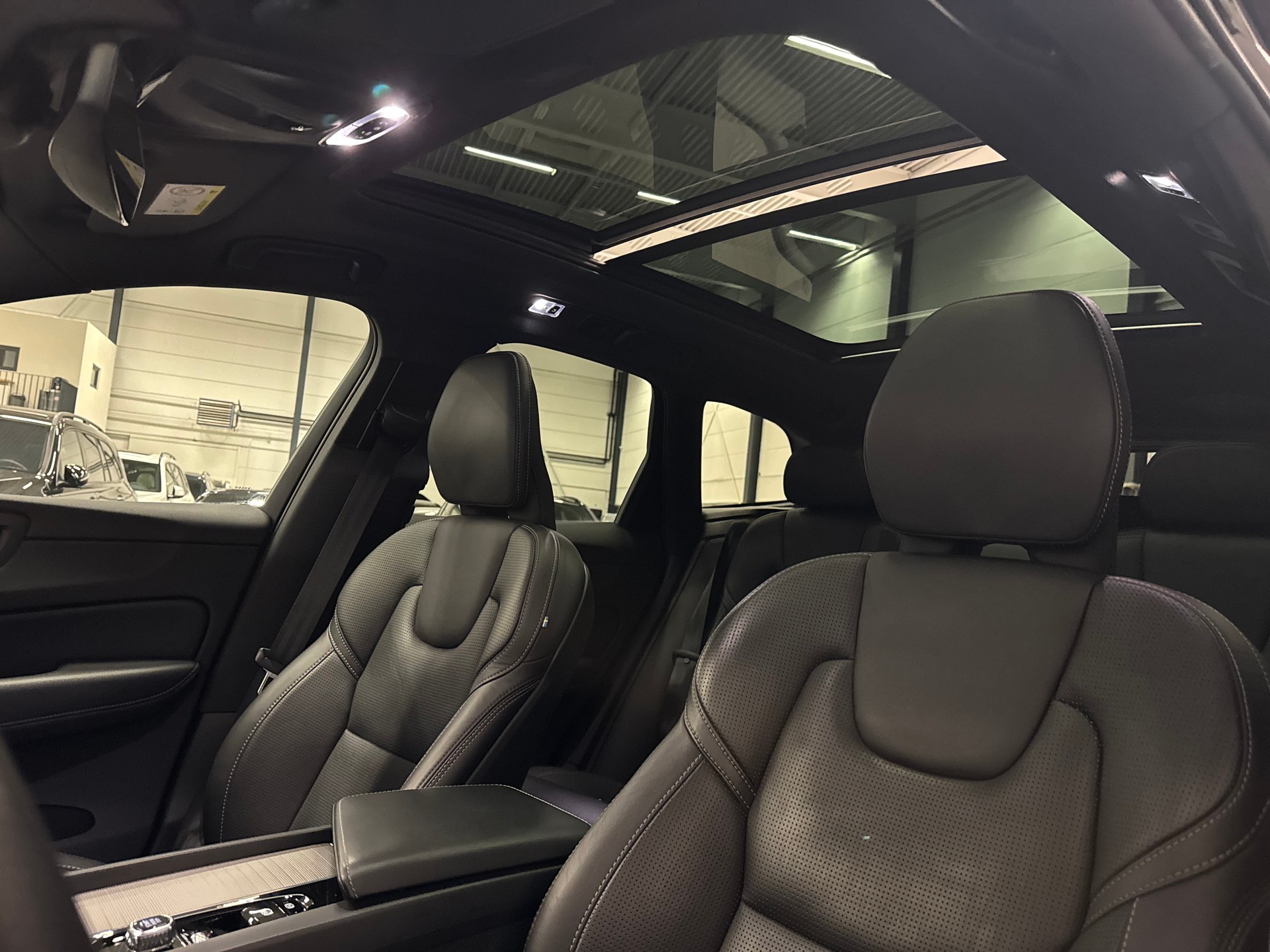 VOLVO XC60 T6 AWD R-Design Geartronic-image-18