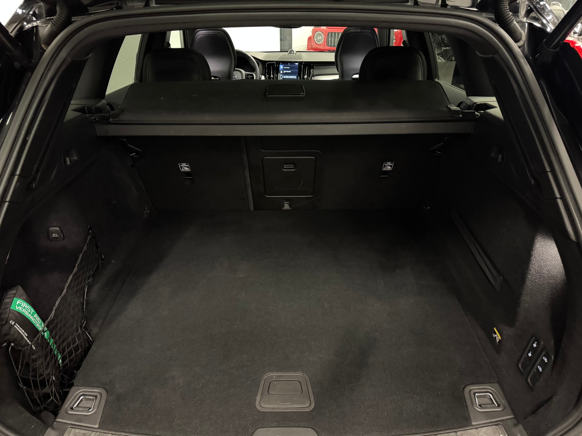 VOLVO XC60 T6 AWD R-Design Geartronic-image-24