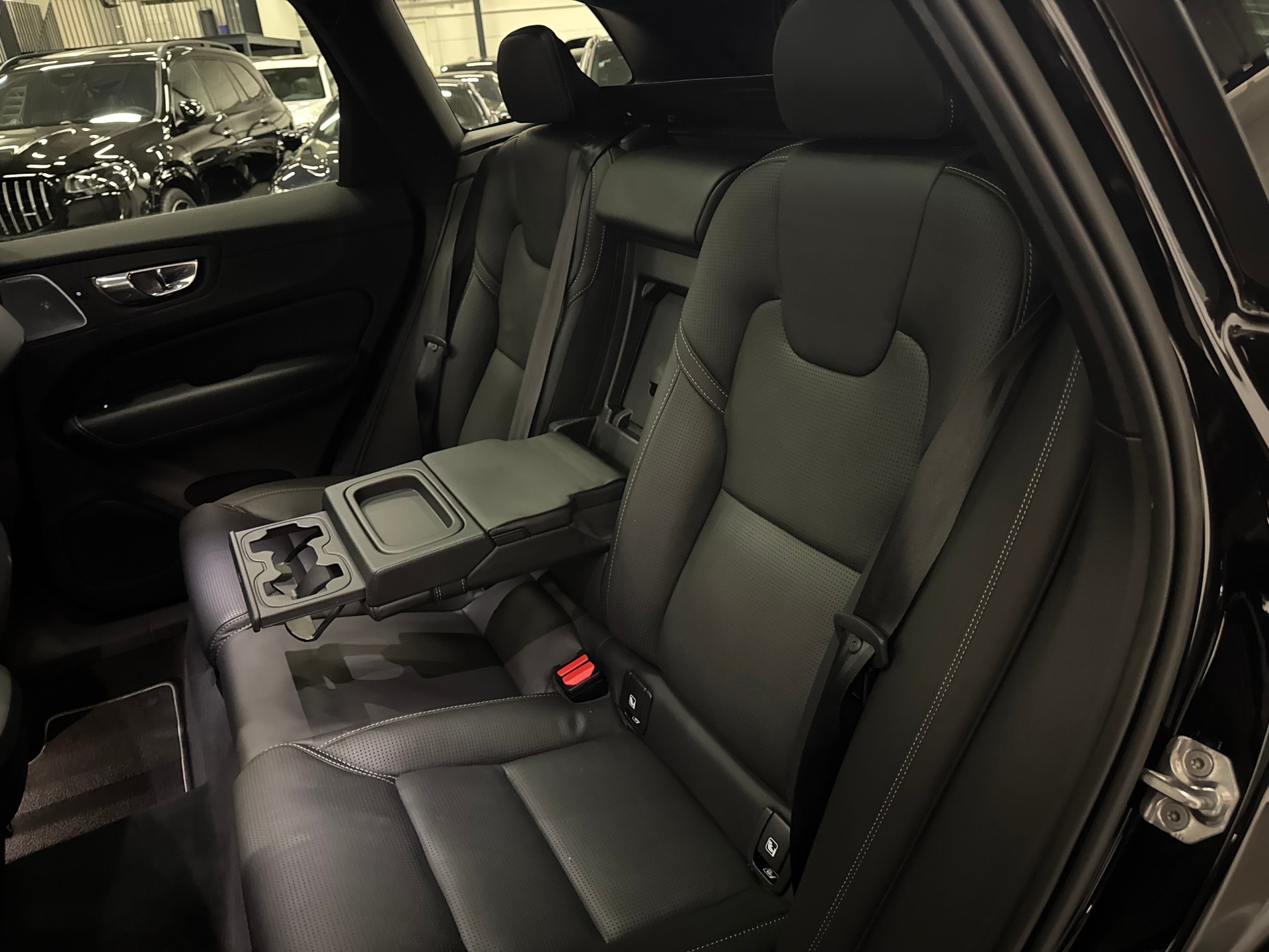 VOLVO XC60 T6 AWD R-Design Geartronic-image-23