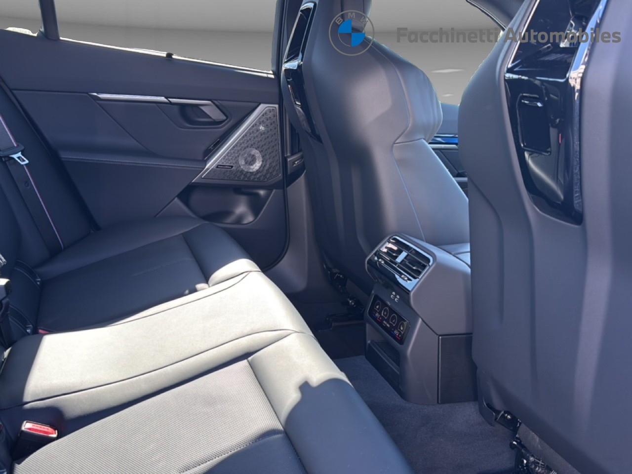 BMW i5 M60 xDrive M Sport Pro-image-11