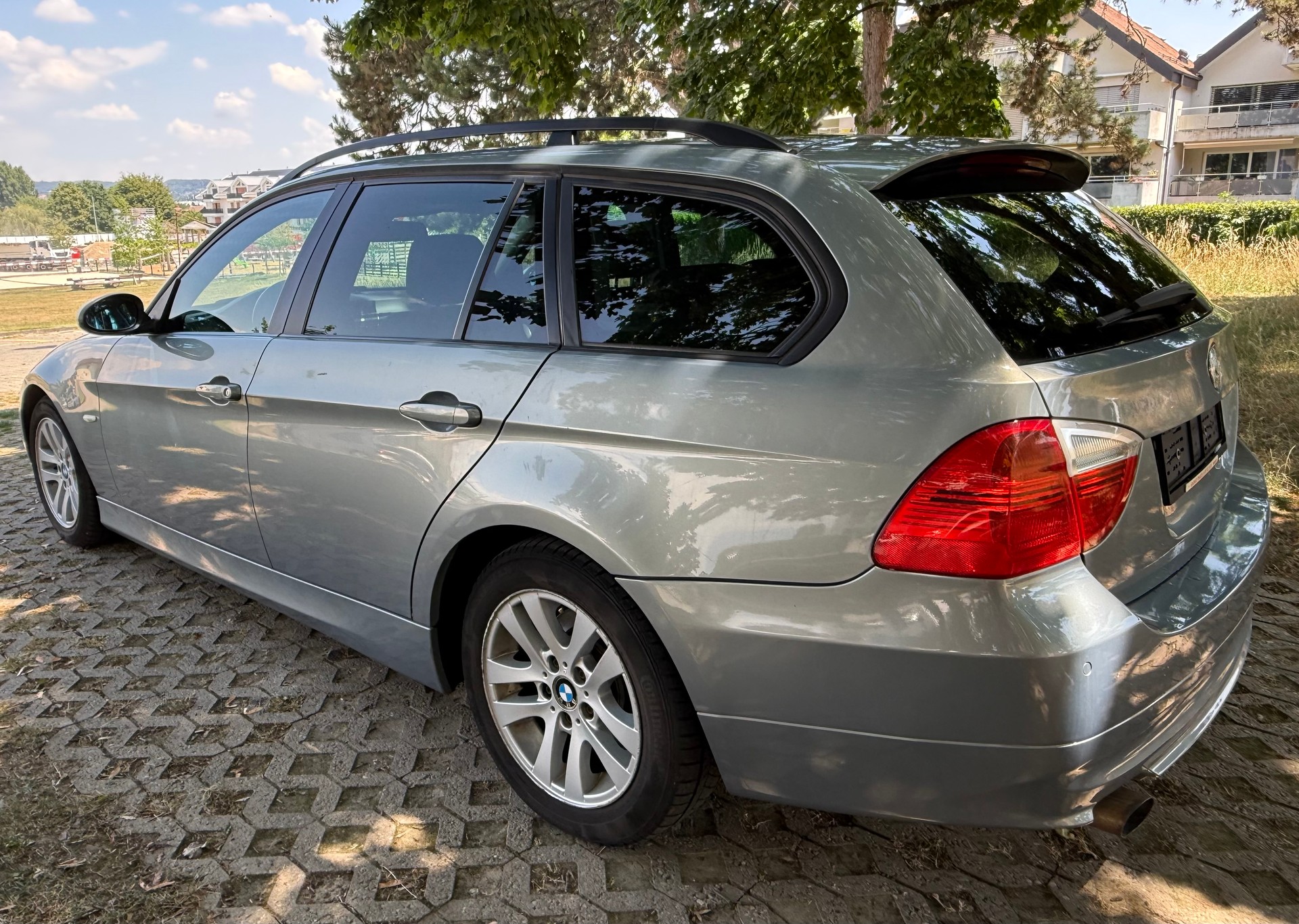 BMW 320d Touring-image-5