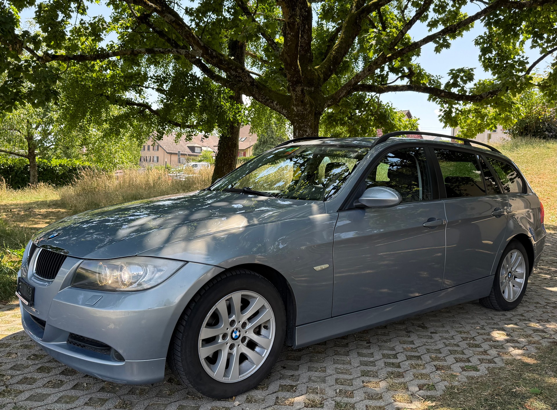 BMW 320d Touring-image-0