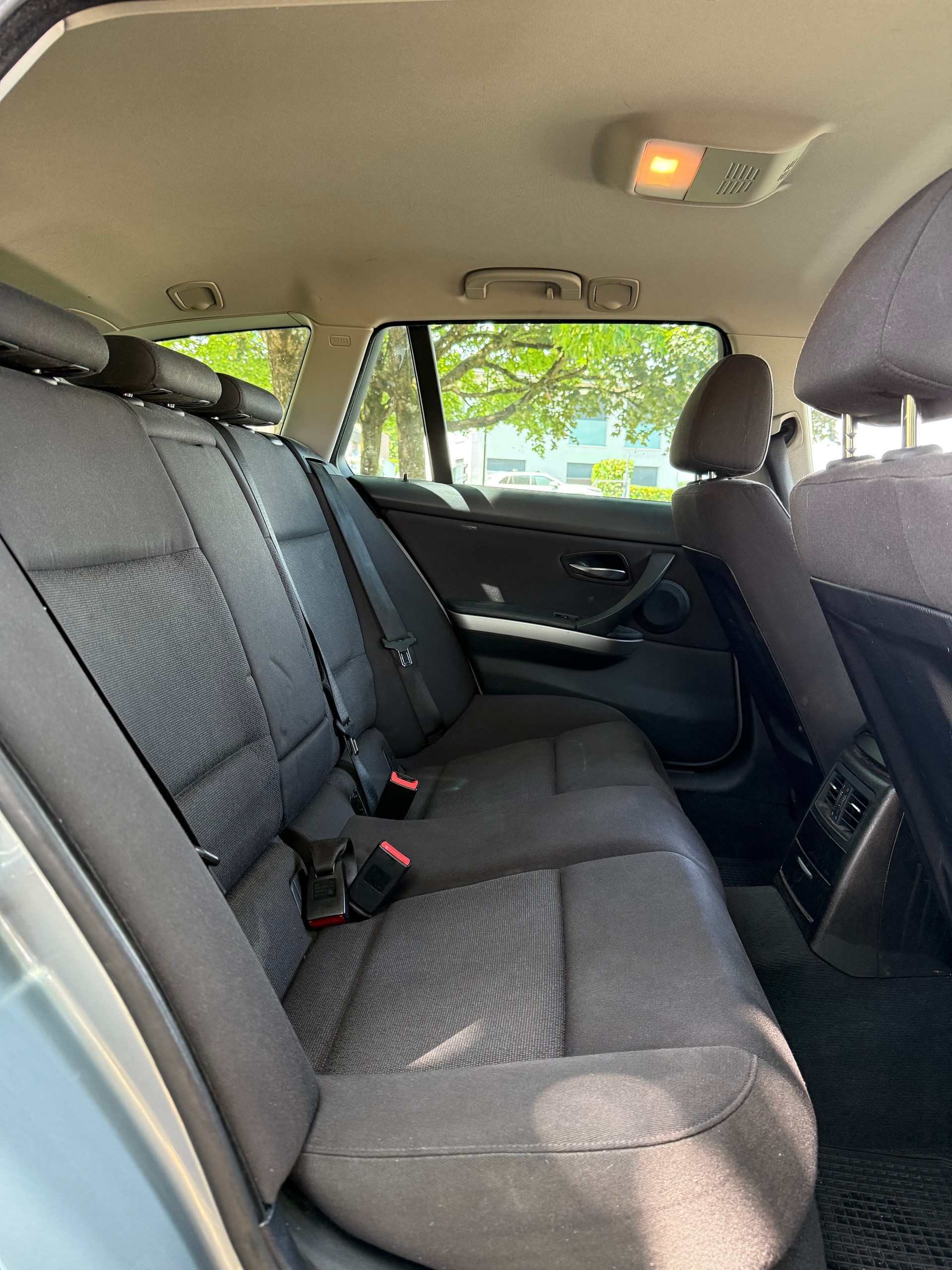 BMW 320d Touring-image-9