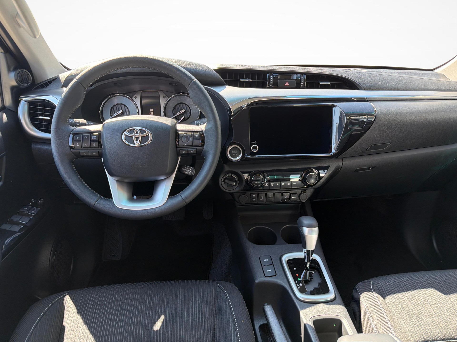 TOYOTA Hilux Double Cab.-Pick-up 2.4 D-4D 150 Style-image-8
