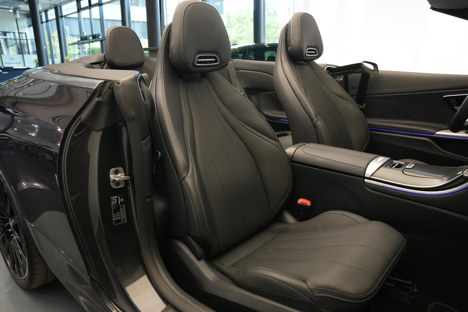MERCEDES-BENZ CLE 300 Cabrio 4Matic 9G-Tronic *CH-Fahrzeug* *Burmester* *HuD*-image-17