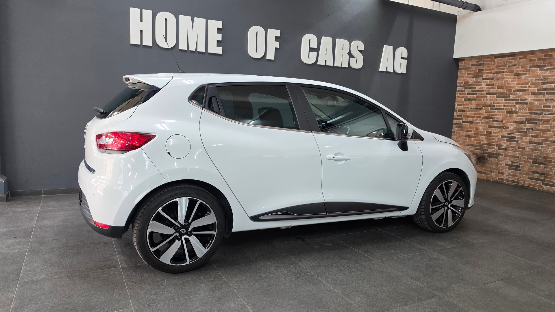 RENAULT Clio 1.2 16V T Swiss Edition EDC-image-12