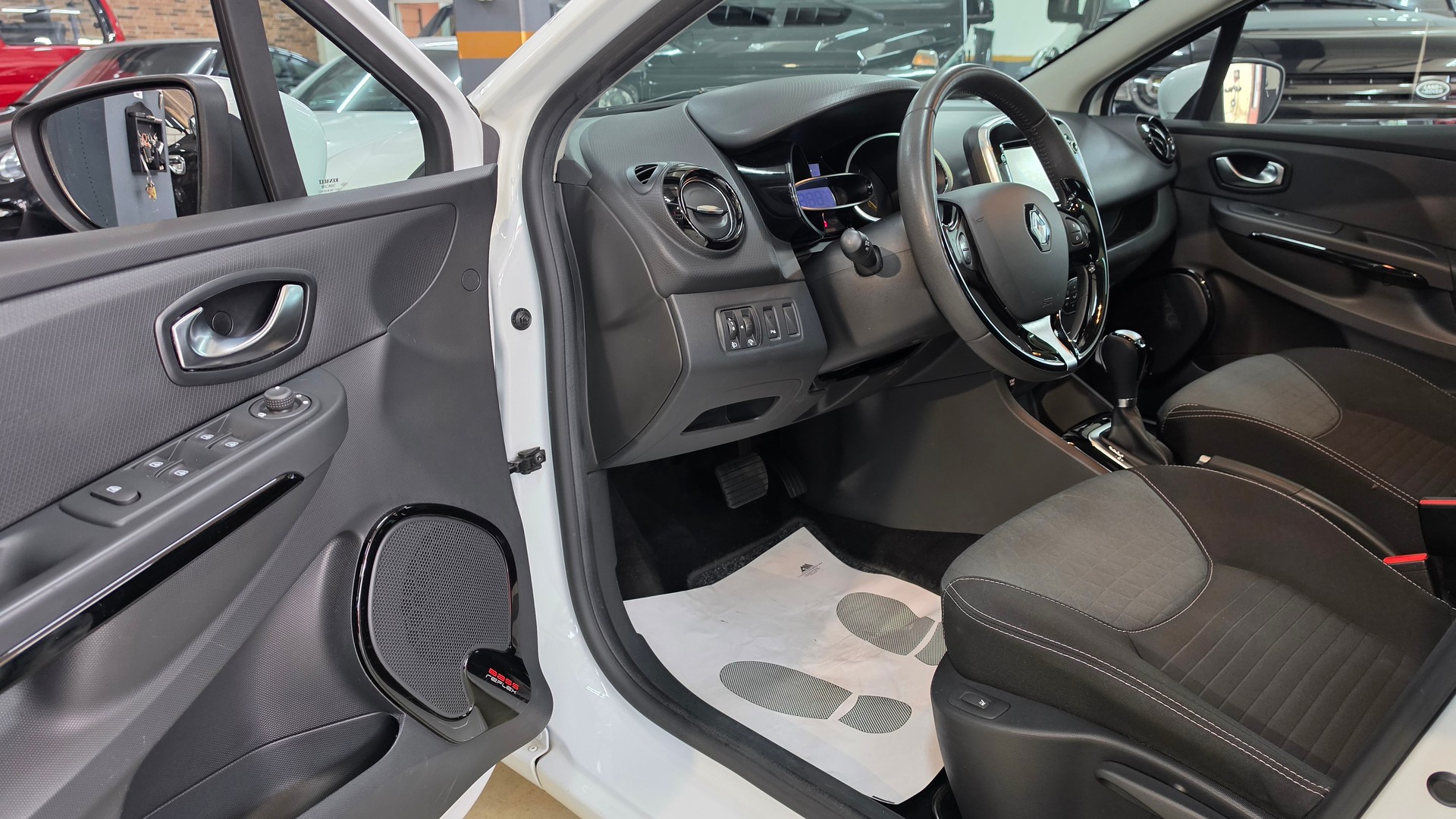 RENAULT Clio 1.2 16V T Swiss Edition EDC-image-18