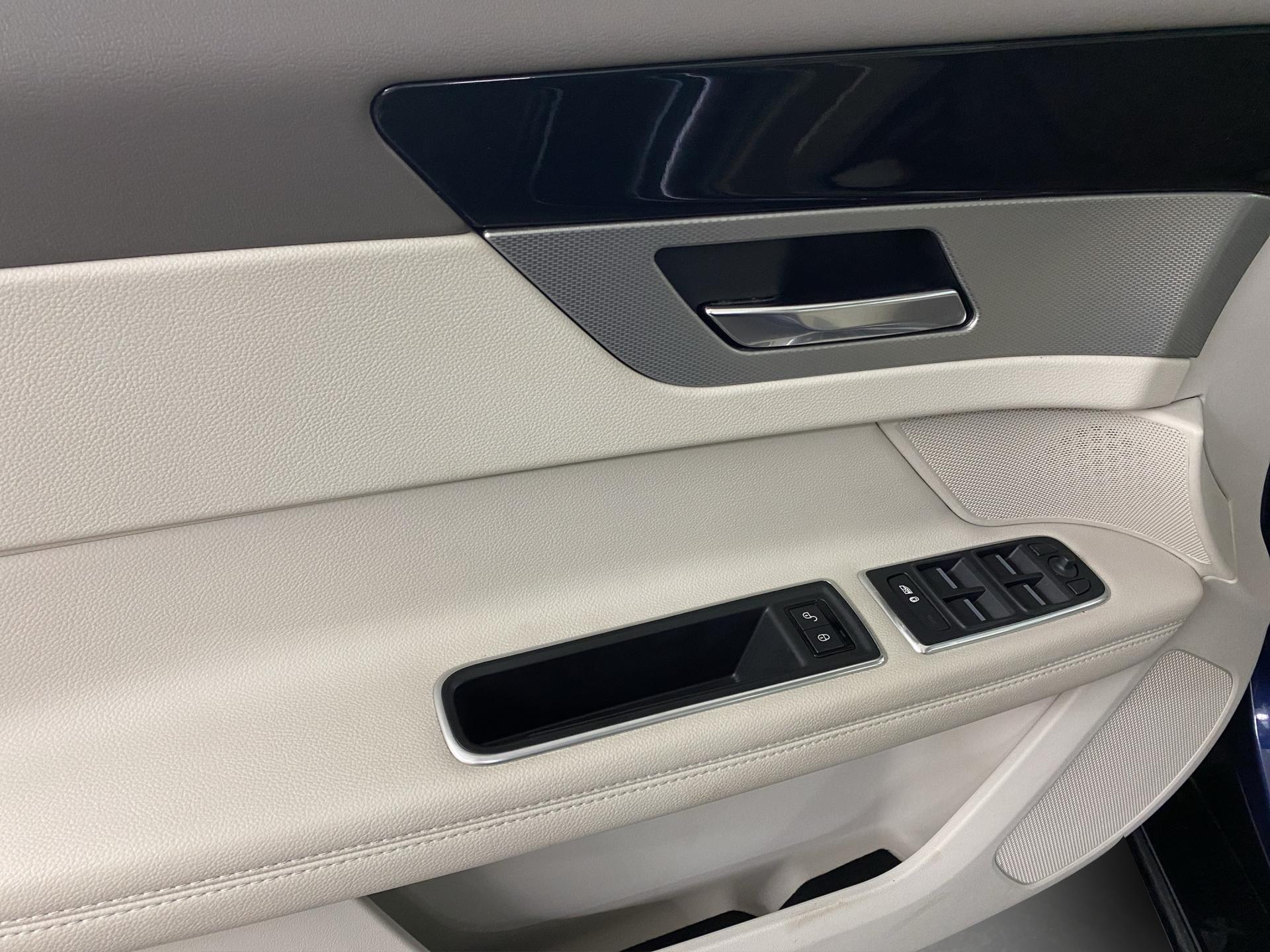 JAGUAR XF 20d Prestige Automatic-image-23