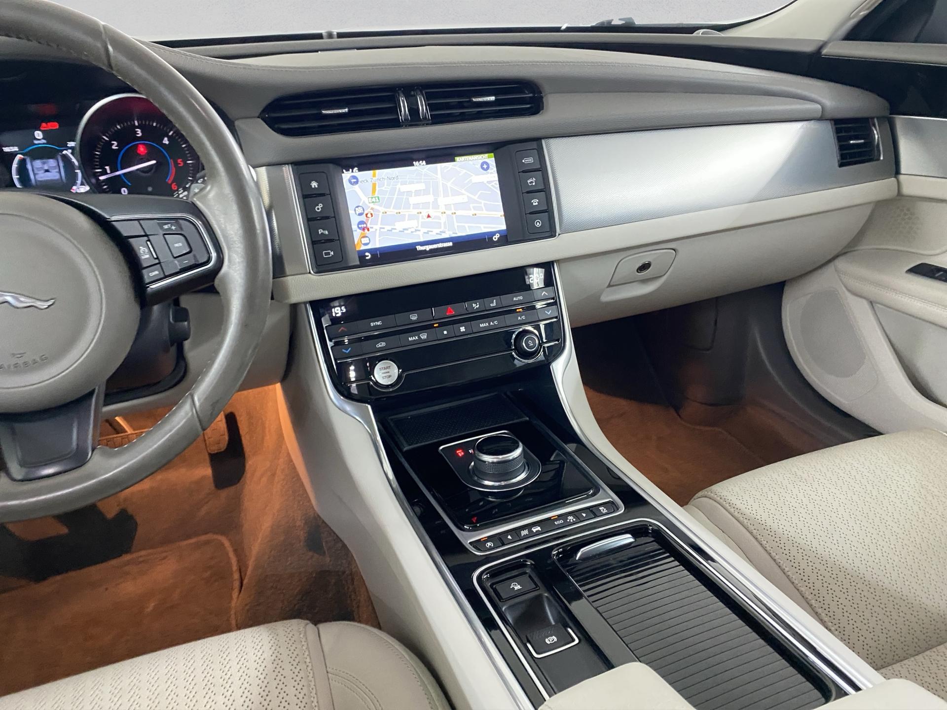 JAGUAR XF 20d Prestige Automatic-image-11