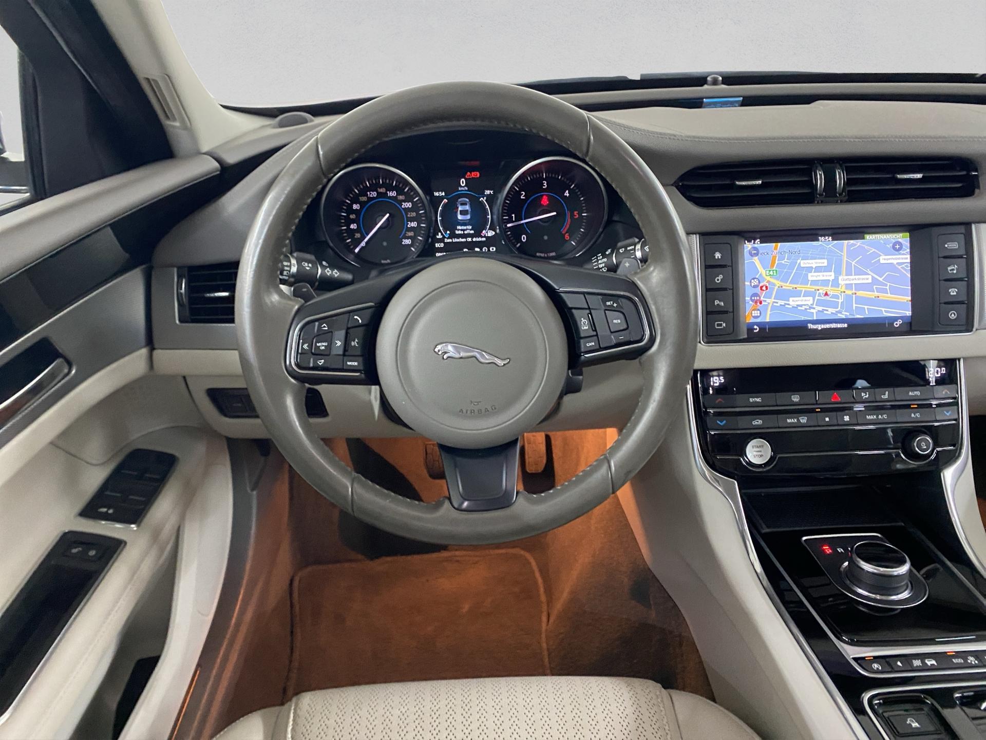 JAGUAR XF 20d Prestige Automatic-image-13