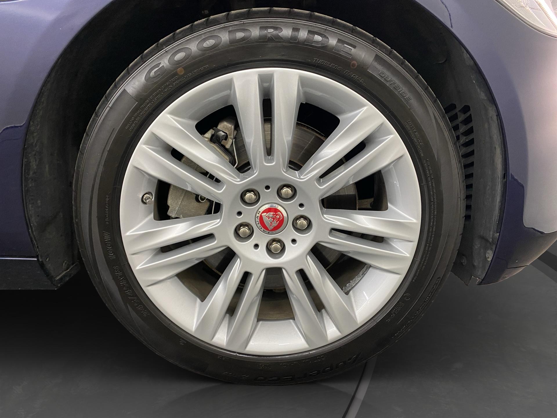 JAGUAR XF 20d Prestige Automatic-image-17