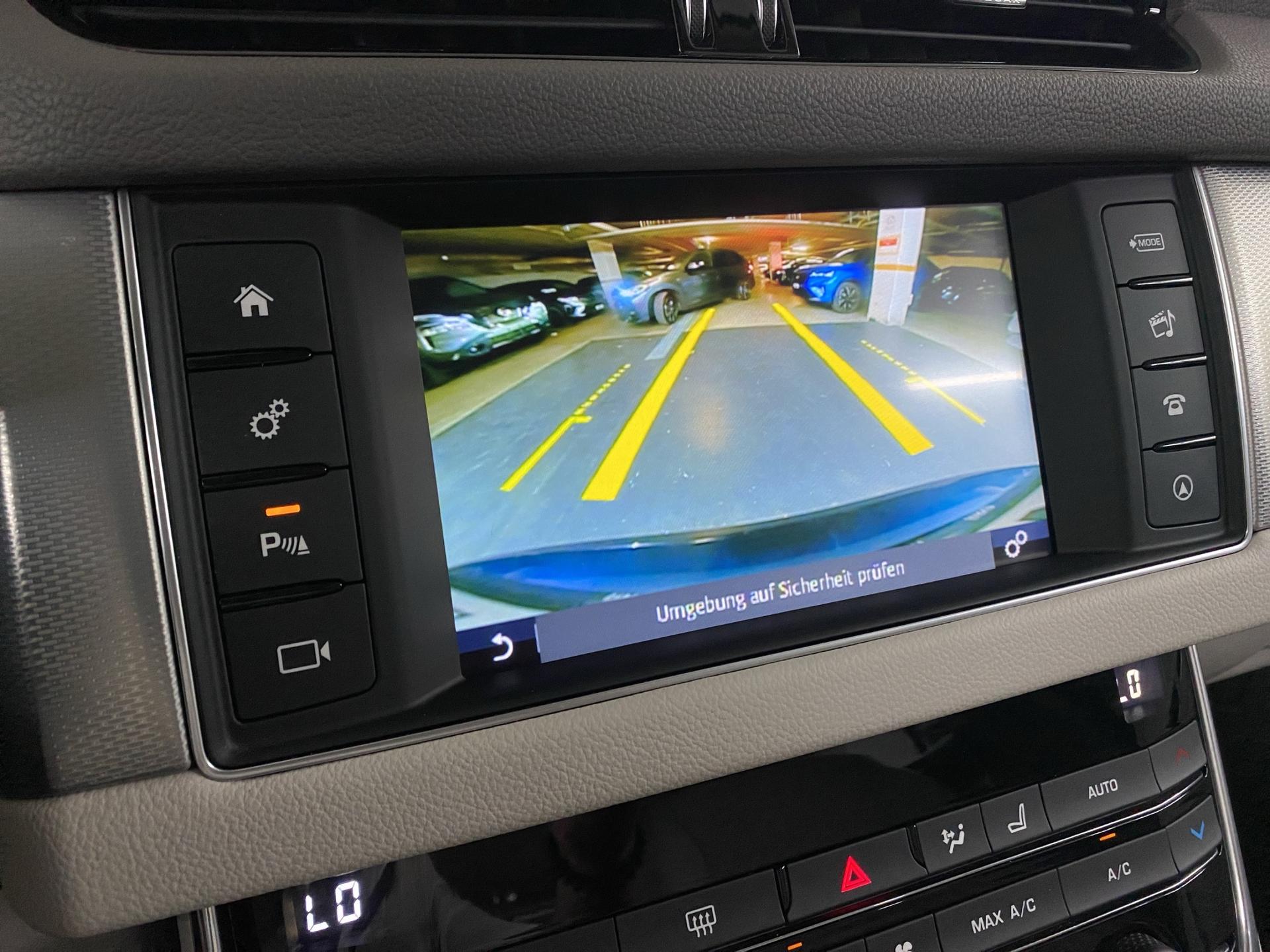 JAGUAR XF 20d Prestige Automatic-image-12