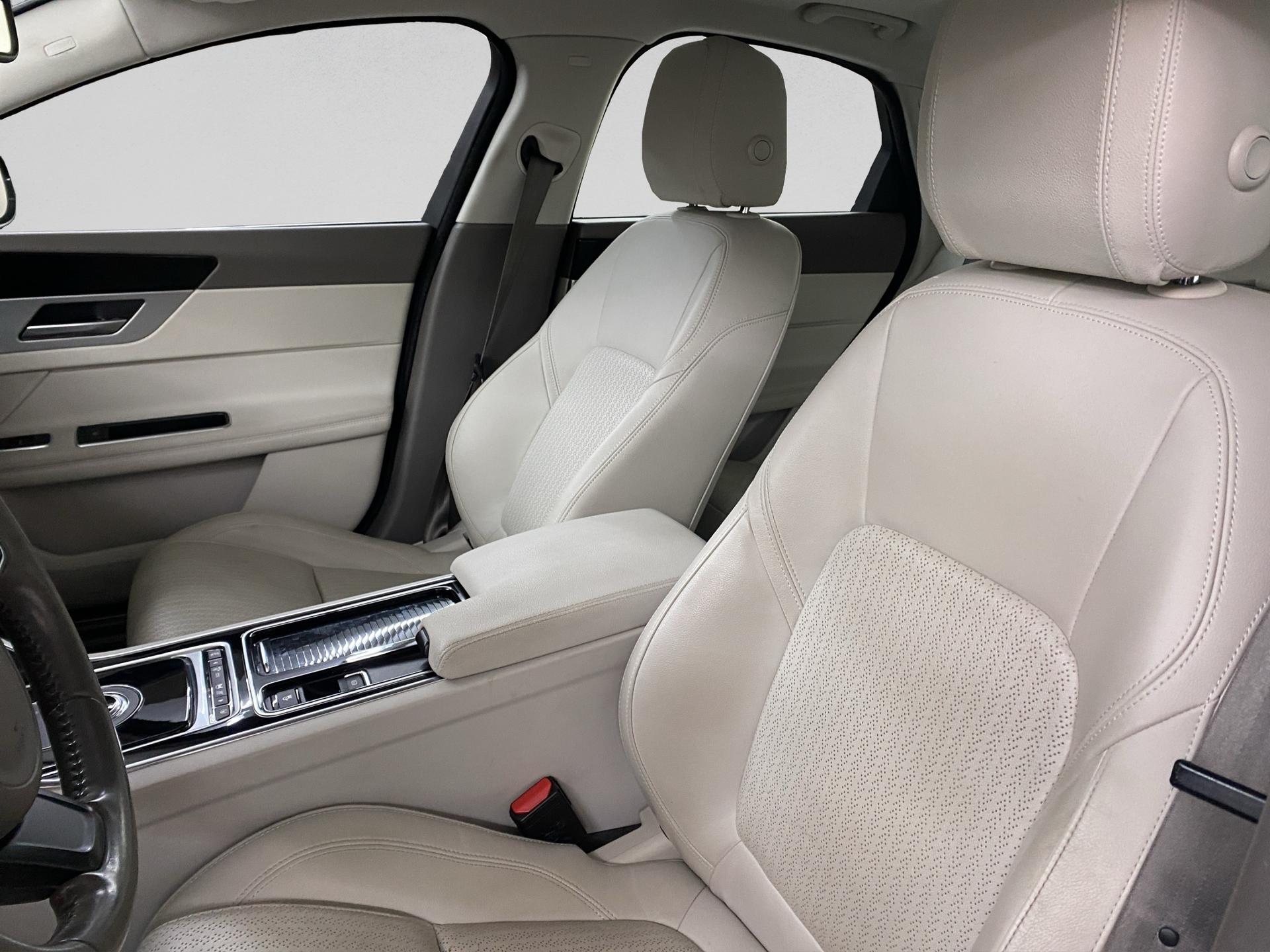 JAGUAR XF 20d Prestige Automatic-image-26