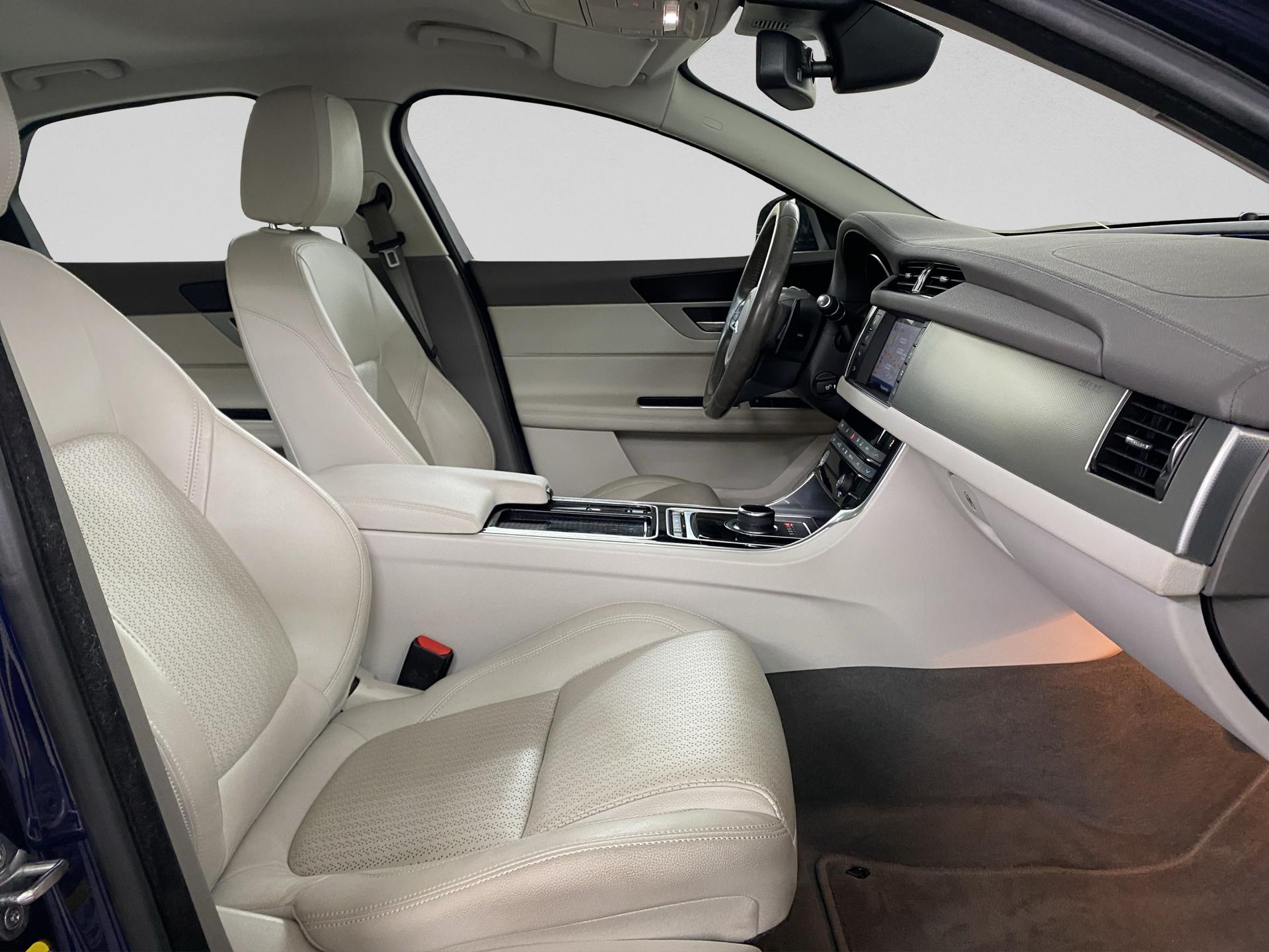JAGUAR XF 20d Prestige Automatic-image-16