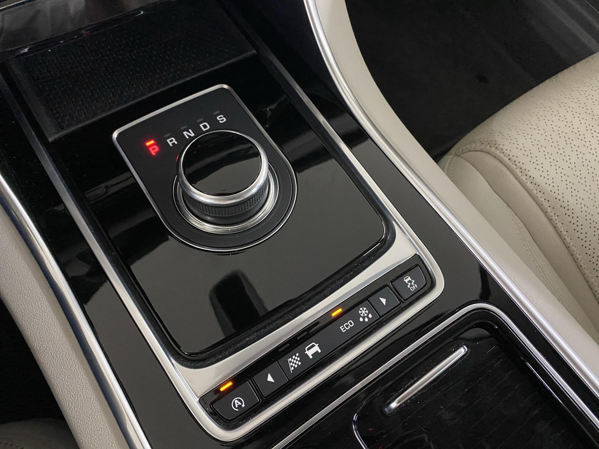 JAGUAR XF 20d Prestige Automatic-image-19