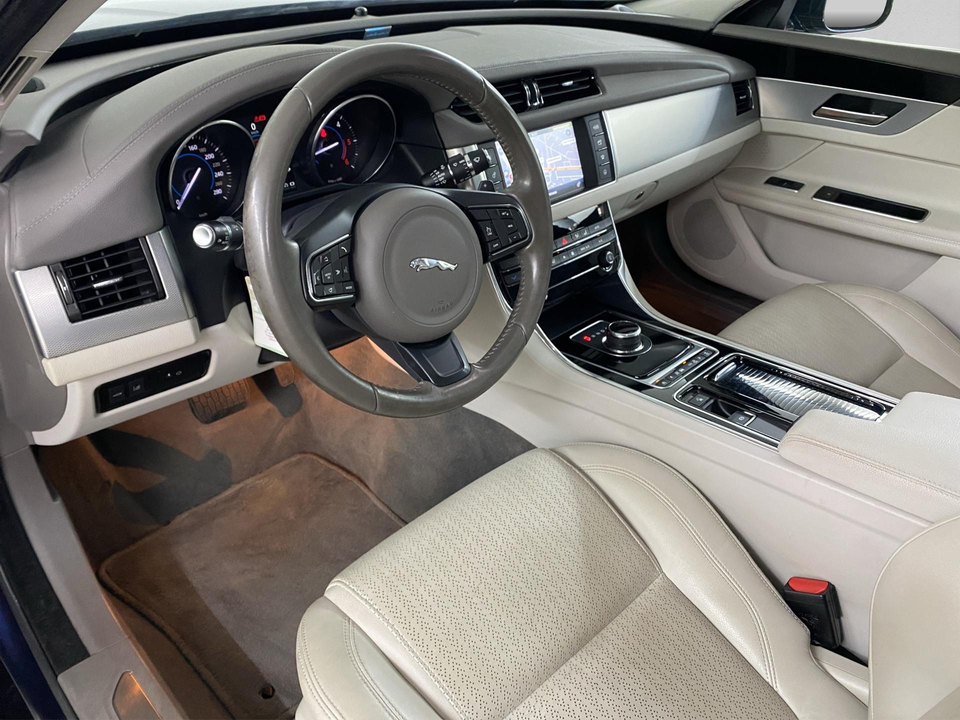 JAGUAR XF 20d Prestige Automatic-image-9
