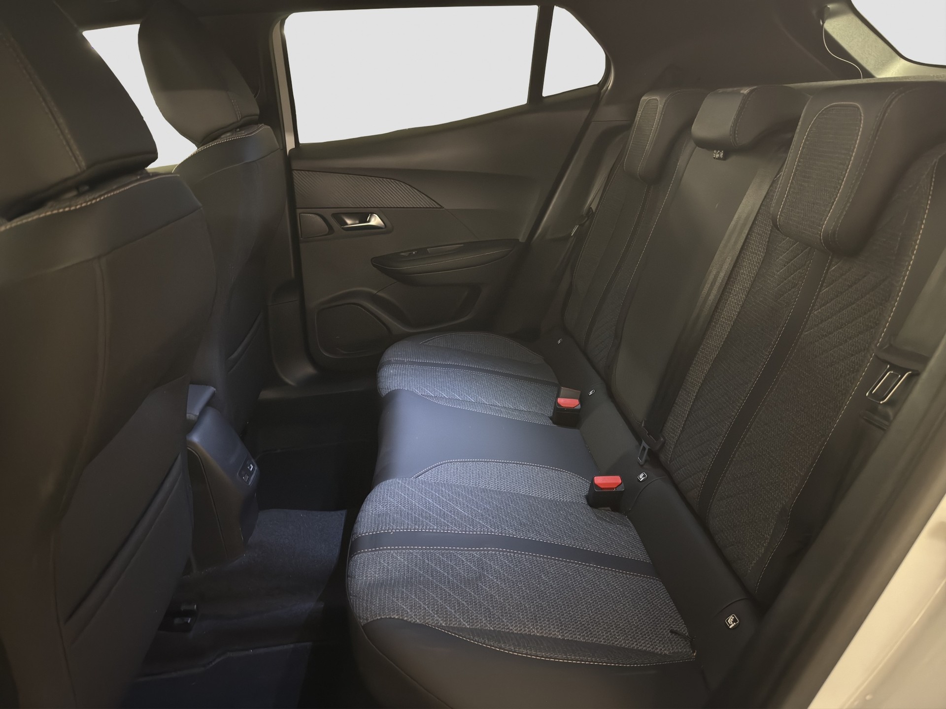 PEUGEOT 2008 1.2 Hybrid 145 Allure Premium-image-10
