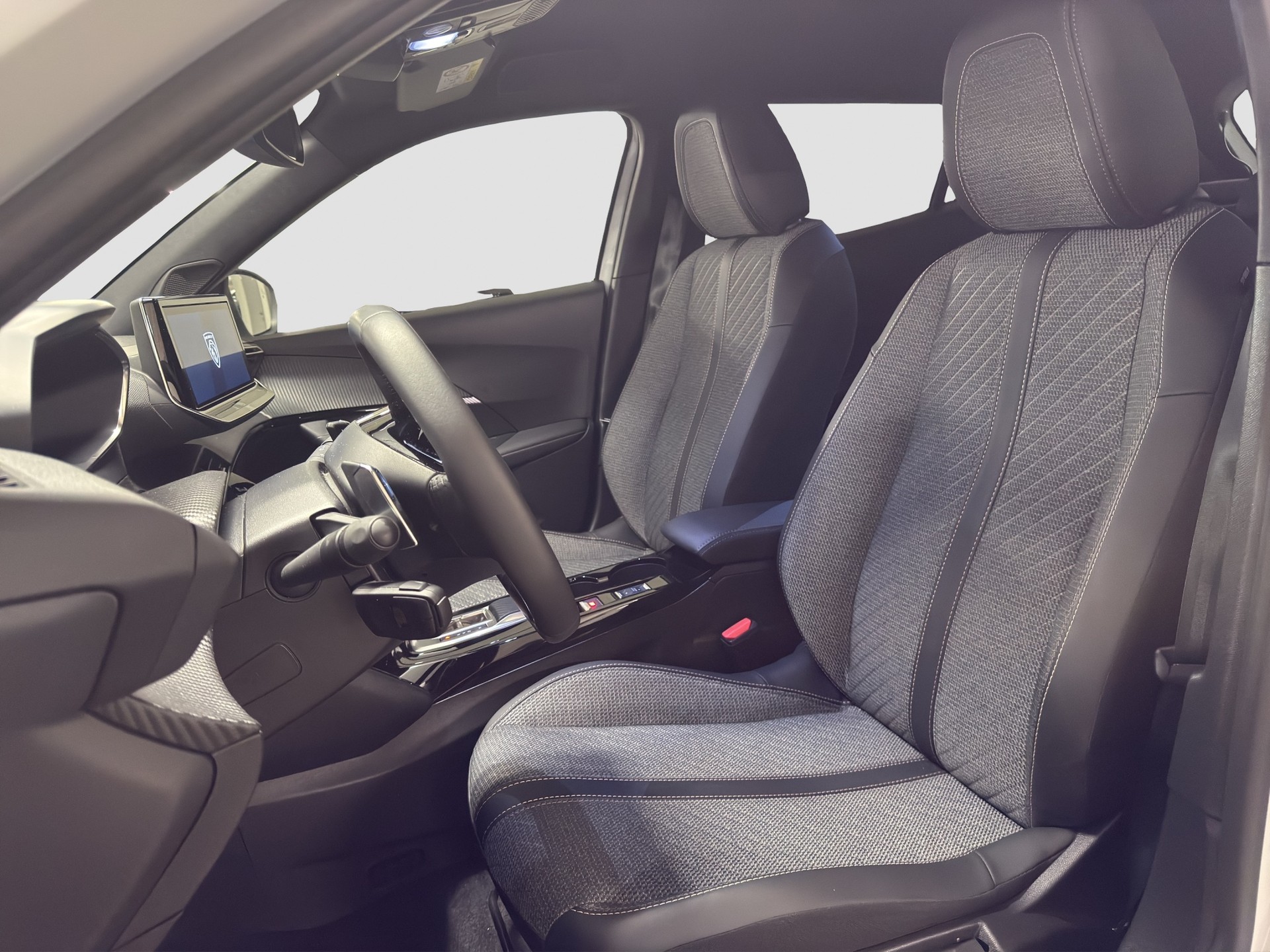 PEUGEOT 2008 1.2 Hybrid 145 Allure Premium-image-8