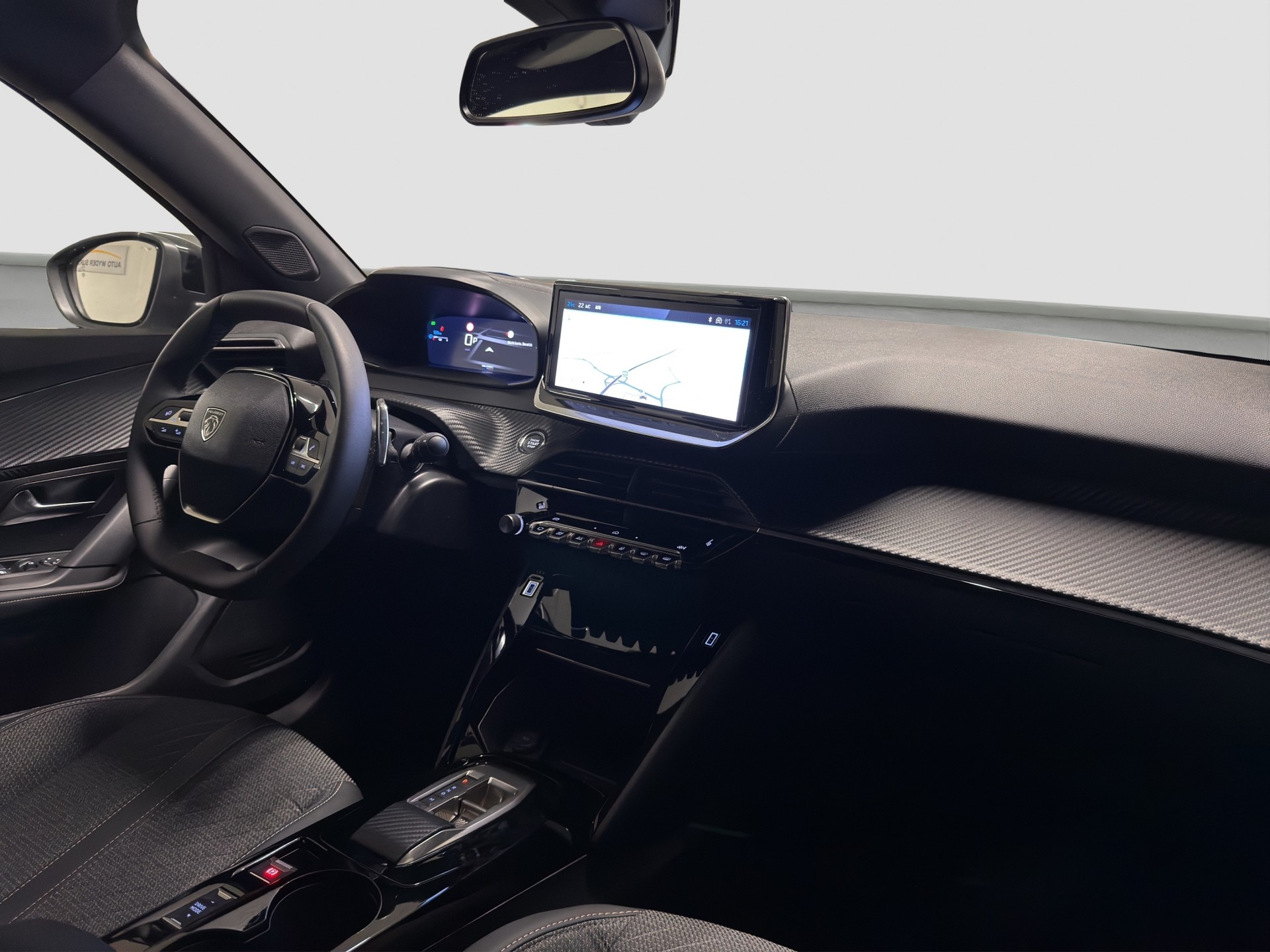 PEUGEOT 2008 1.2 Hybrid 145 Allure Premium-image-13