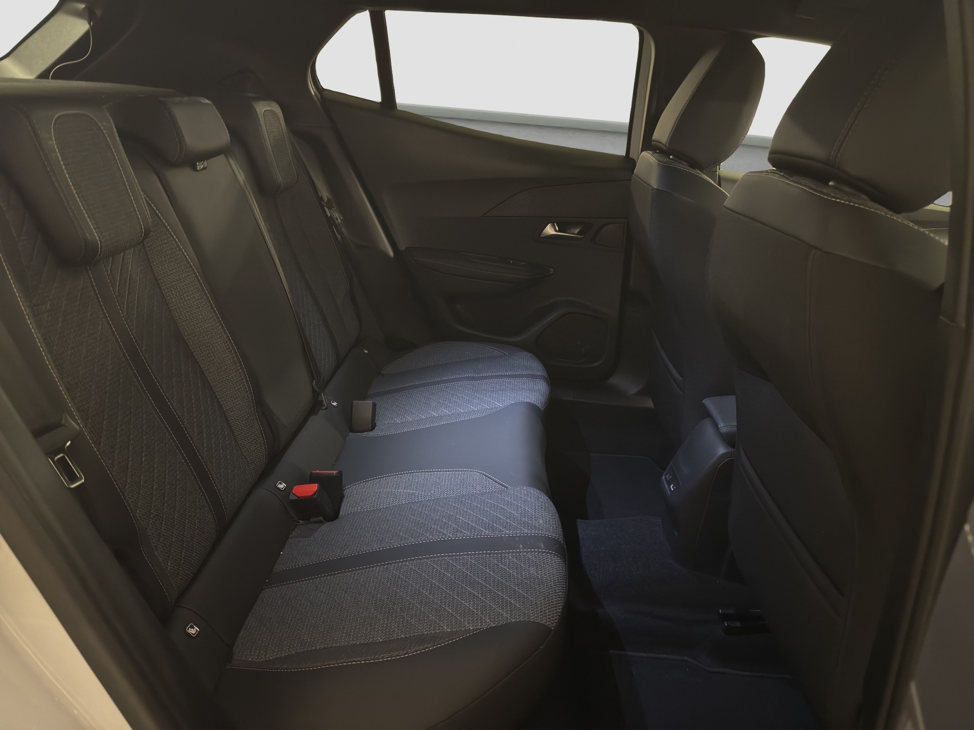 PEUGEOT 2008 1.2 Hybrid 145 Allure Premium-image-11