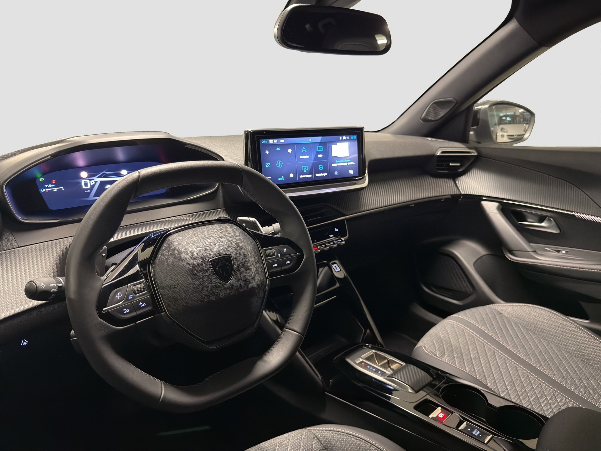 PEUGEOT 2008 1.2 Hybrid 145 Allure Premium-image-12