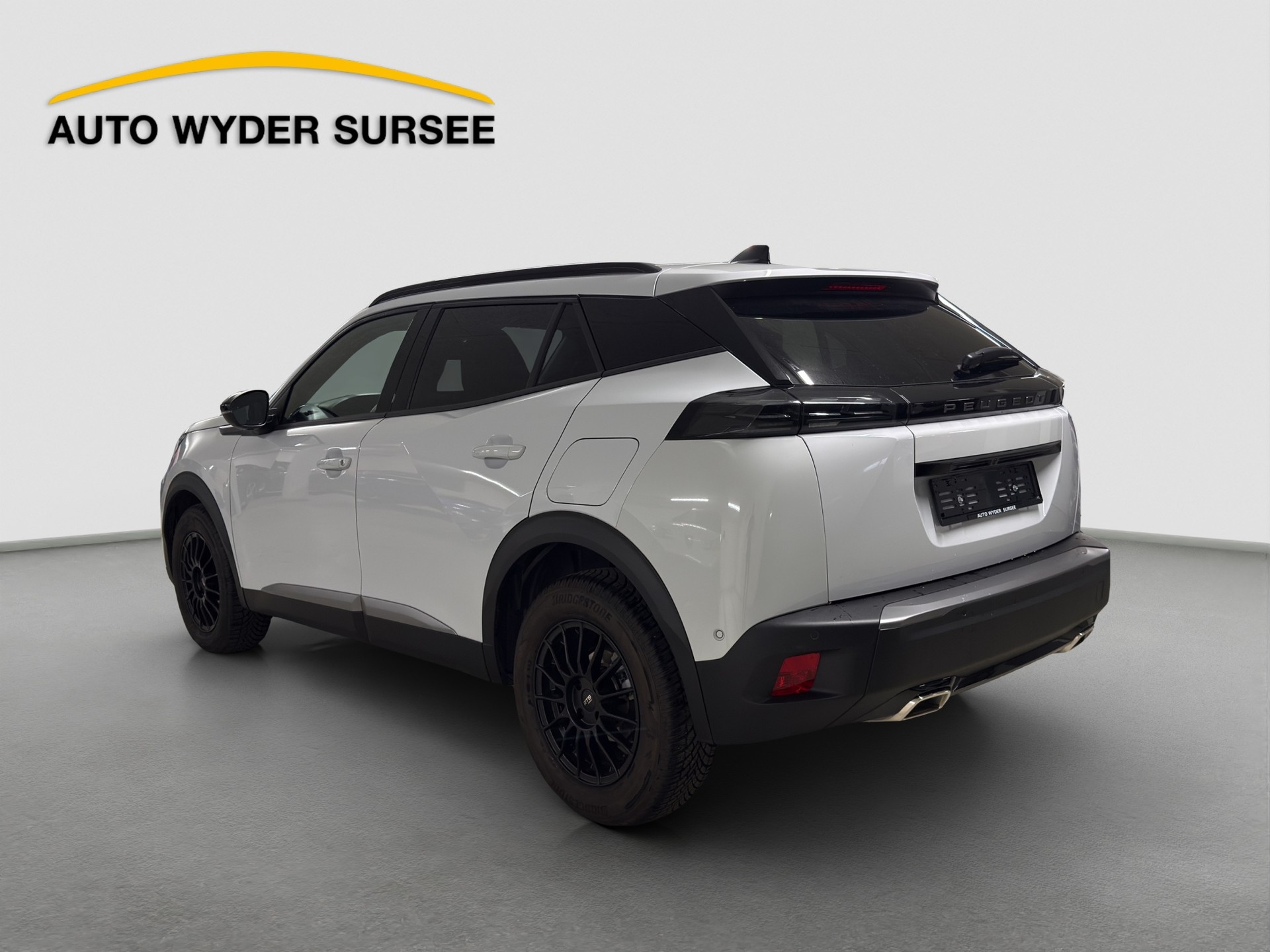 PEUGEOT 2008 1.2 Hybrid 145 Allure Premium-image-3