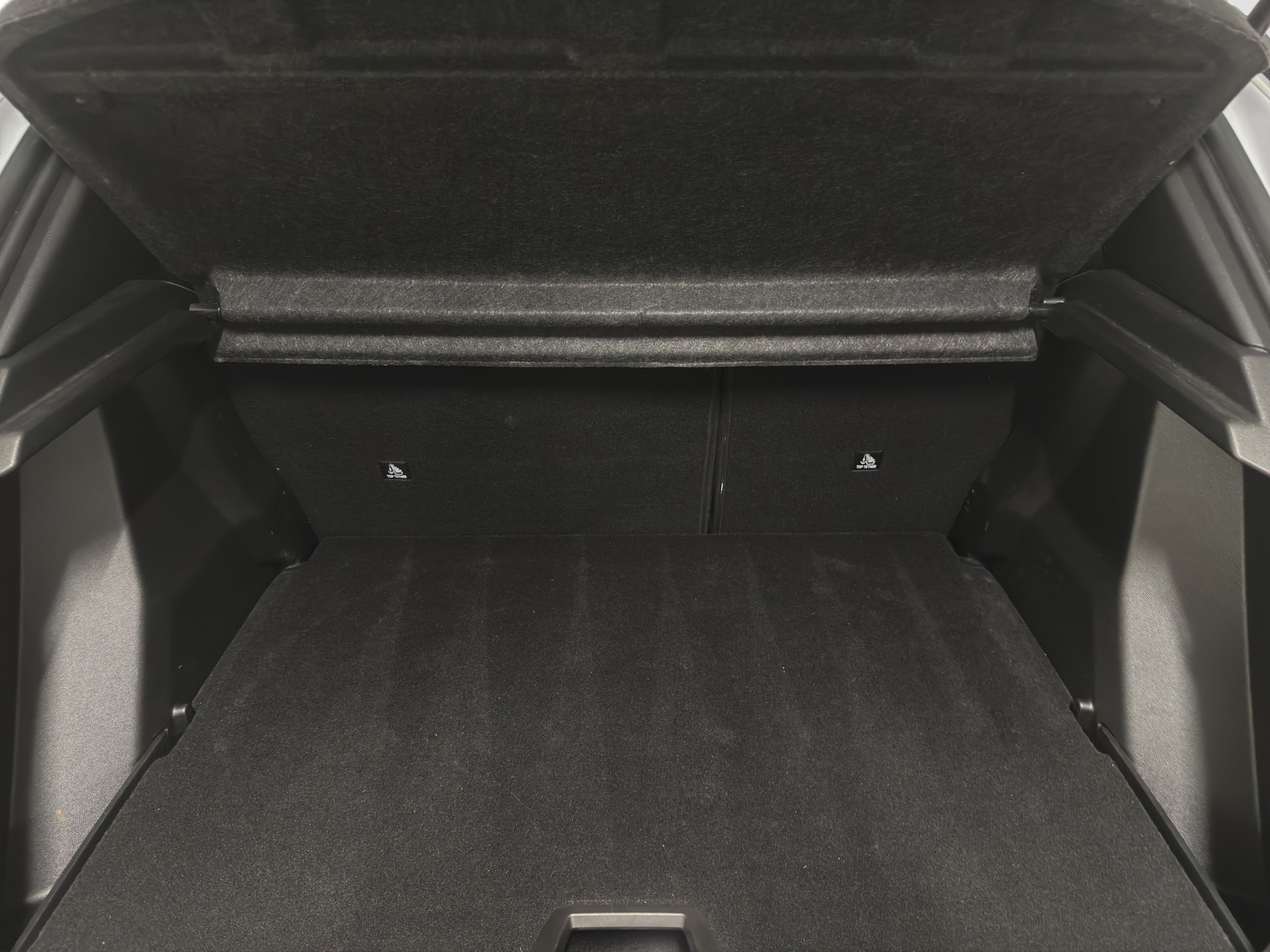 PEUGEOT 2008 1.2 Hybrid 145 Allure Premium-image-15
