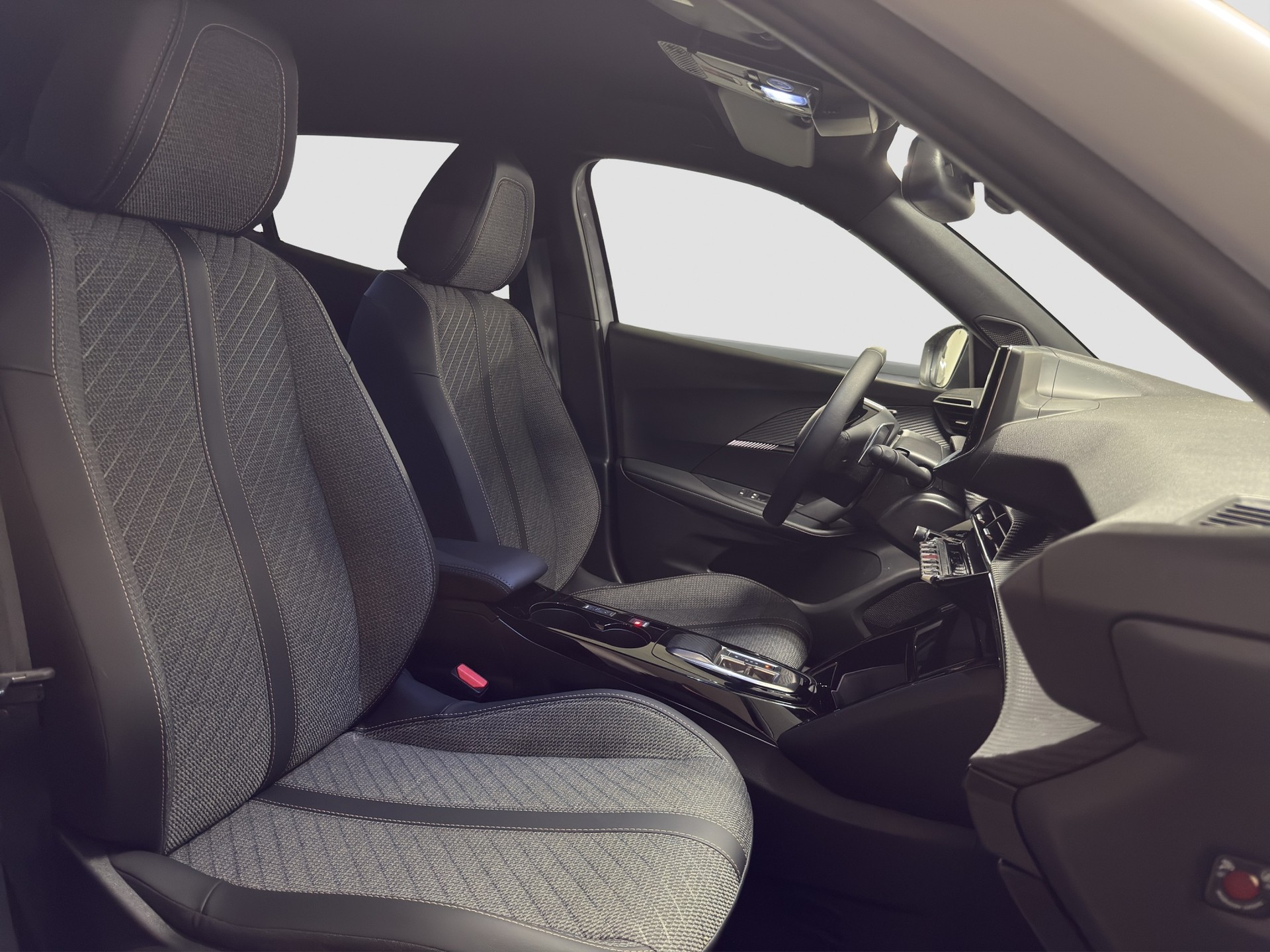 PEUGEOT 2008 1.2 Hybrid 145 Allure Premium-image-9