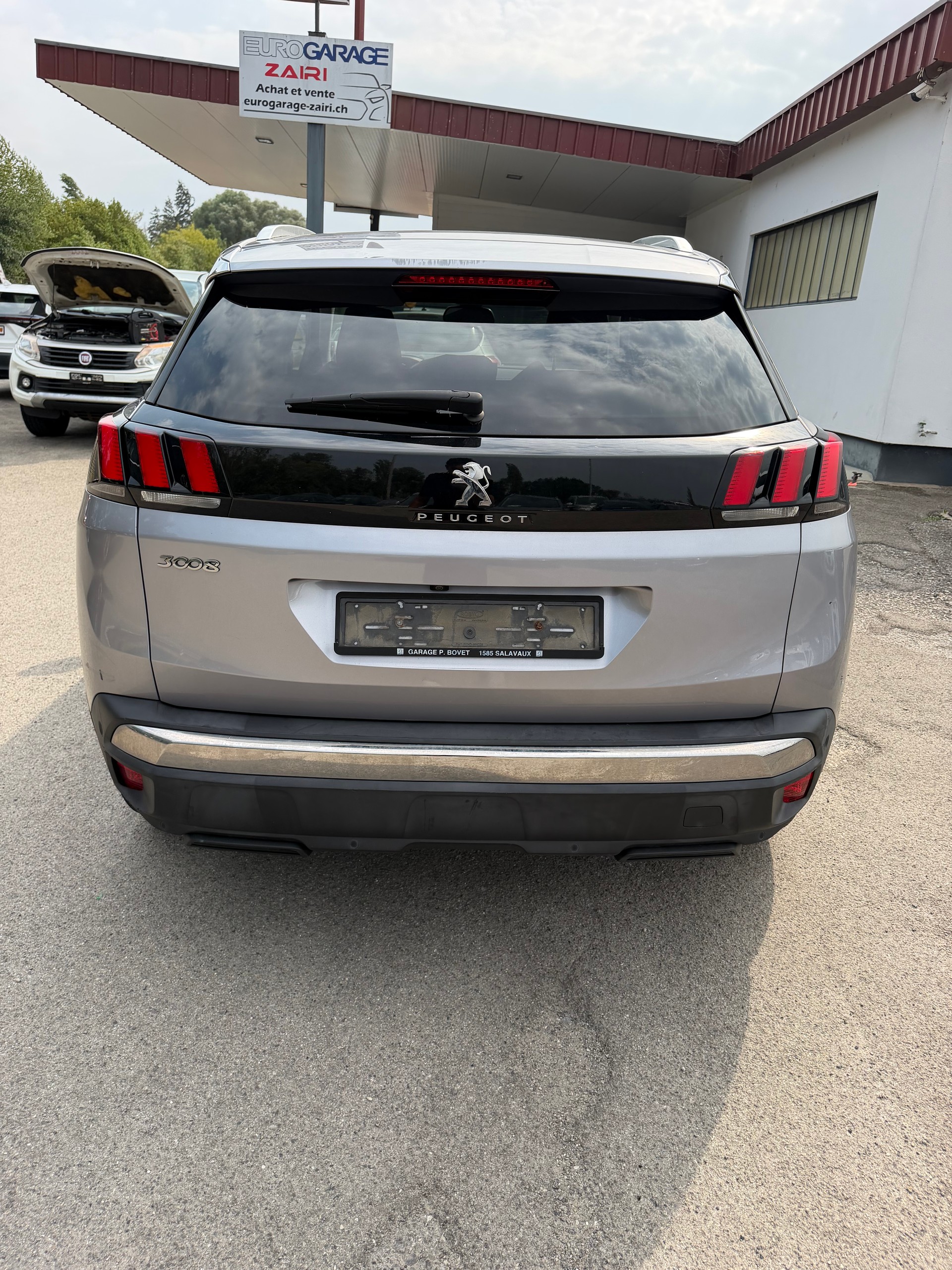 PEUGEOT 3008 1.2 PureTech Business Line EAT-image-5