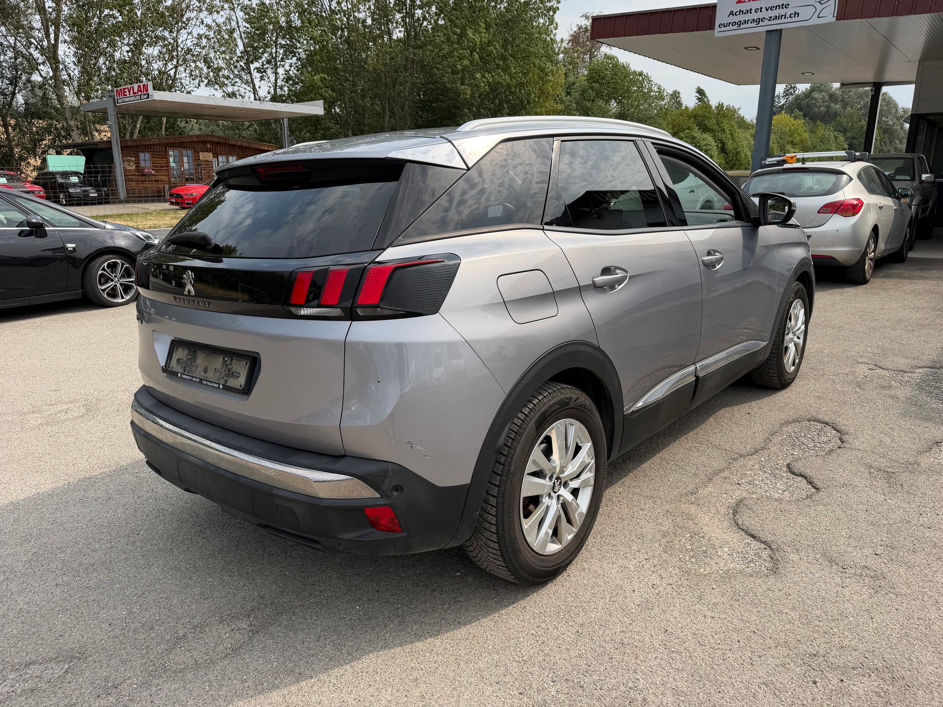 PEUGEOT 3008 1.2 PureTech Business Line EAT-image-6