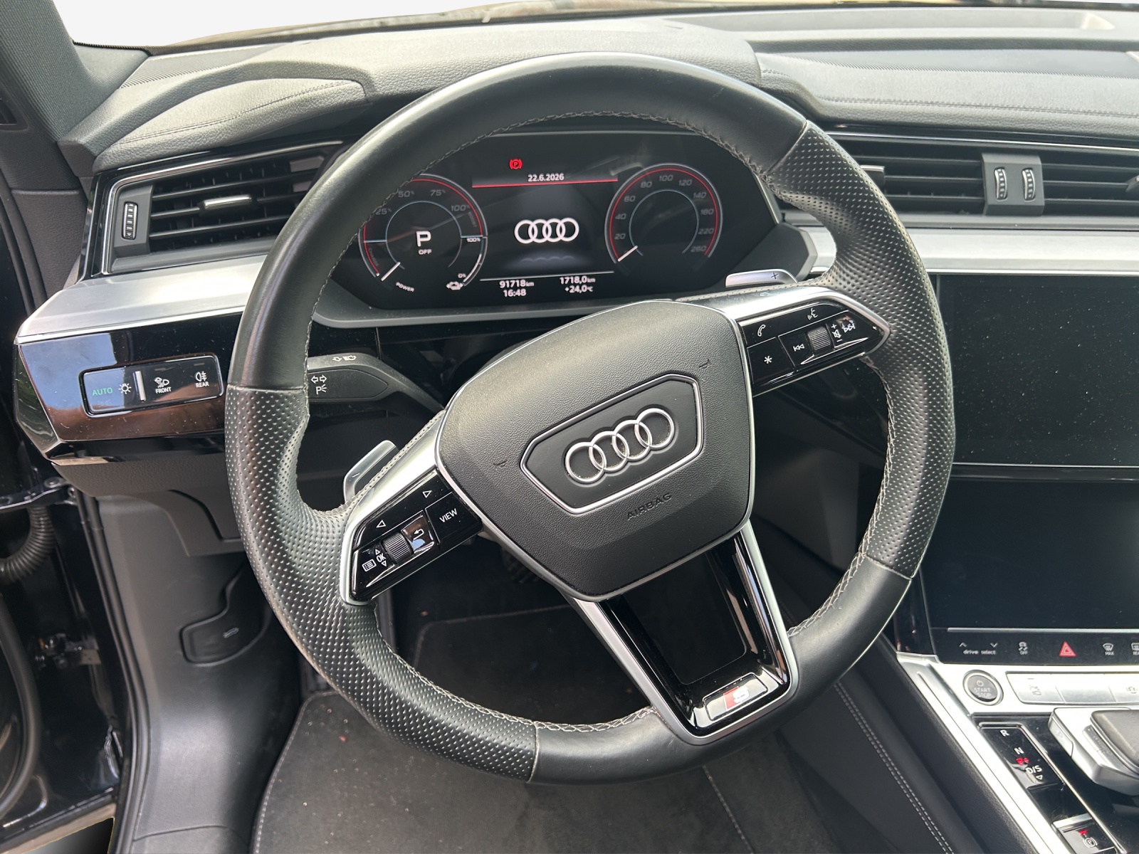 AUDI e-tron 55 S Line Black Edition quattro-image-10