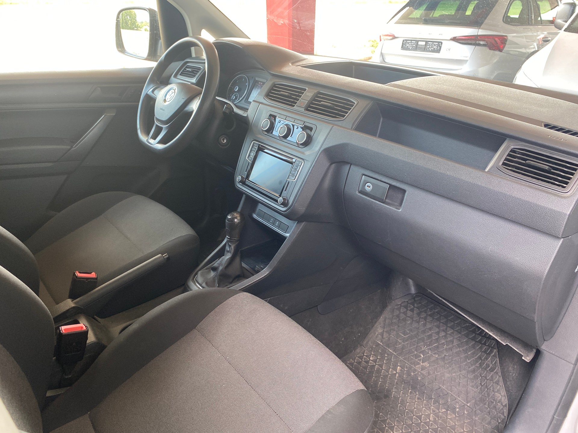 VW Caddy Maxi 2.0TDI BlueMotion Technology-image-6
