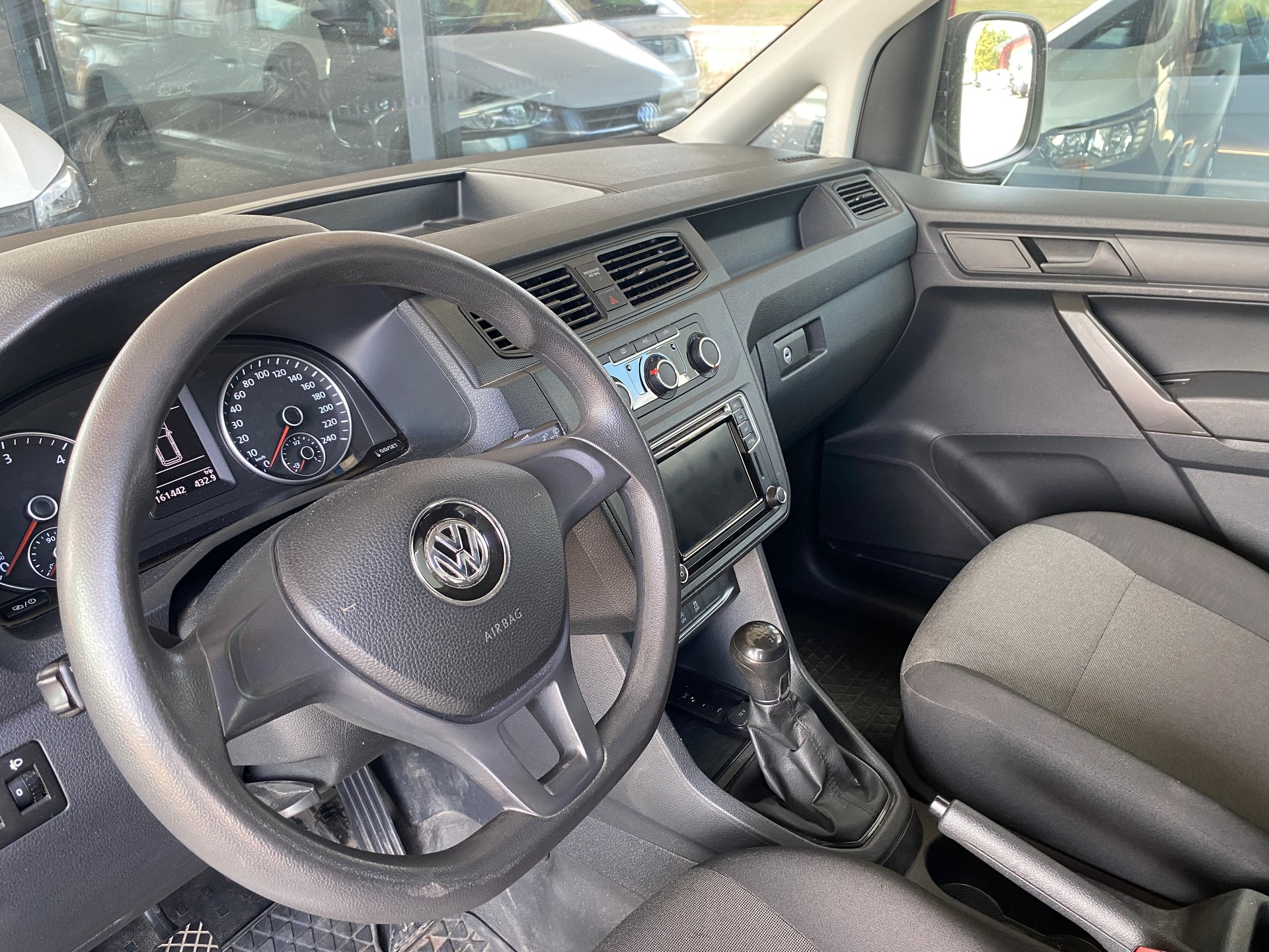 VW Caddy Maxi 2.0TDI BlueMotion Technology-image-4