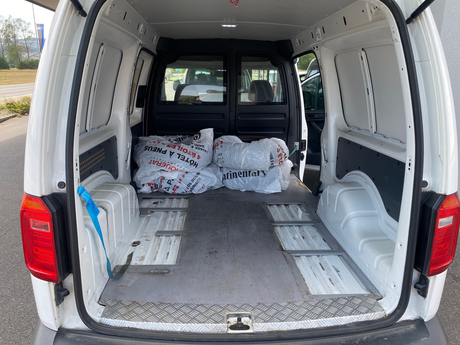 VW Caddy Maxi 2.0TDI BlueMotion Technology-image-8