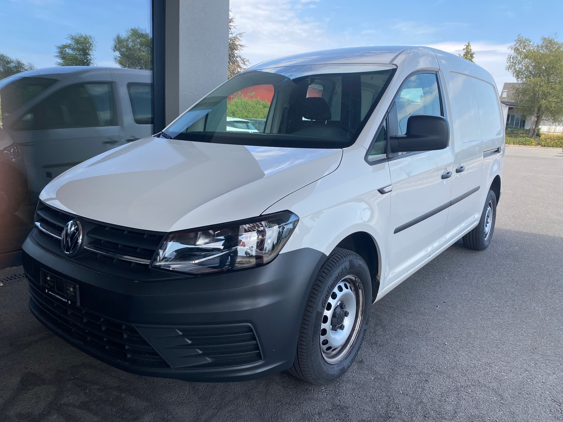 VW Caddy Maxi 2.0TDI BlueMotion Technology-image-0