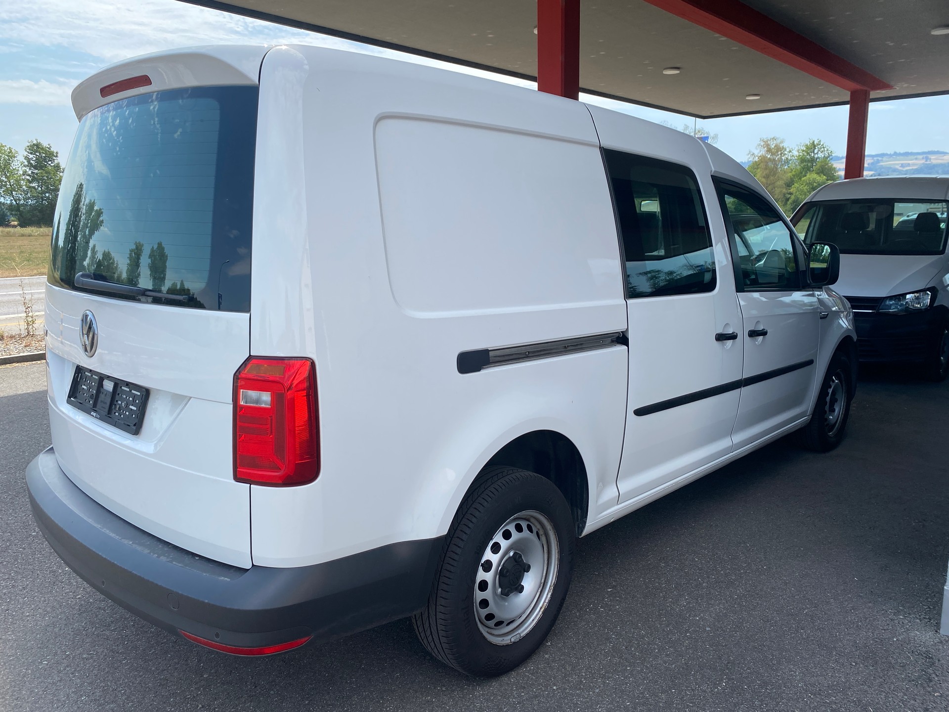 VW Caddy Maxi 2.0TDI BlueMotion Technology-image-2