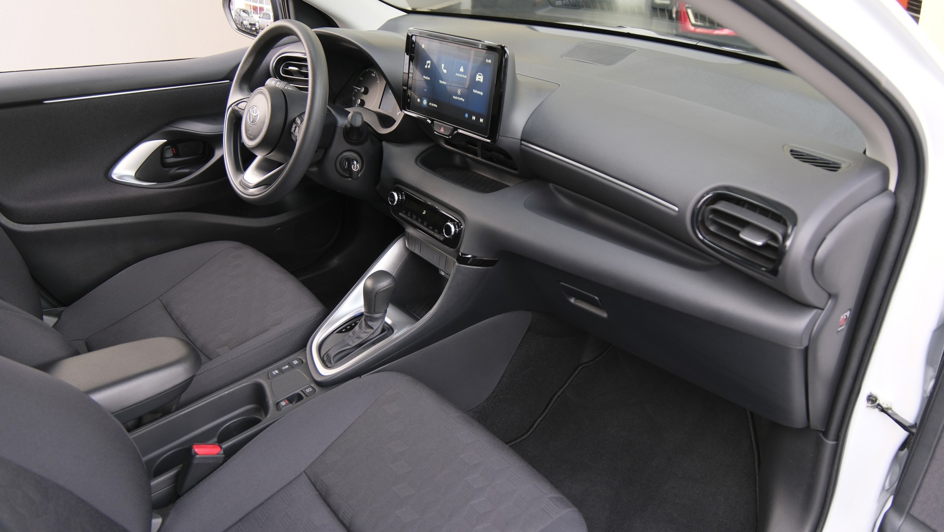 TOYOTA Yaris 1.5 Comfort e-CVT-image-13