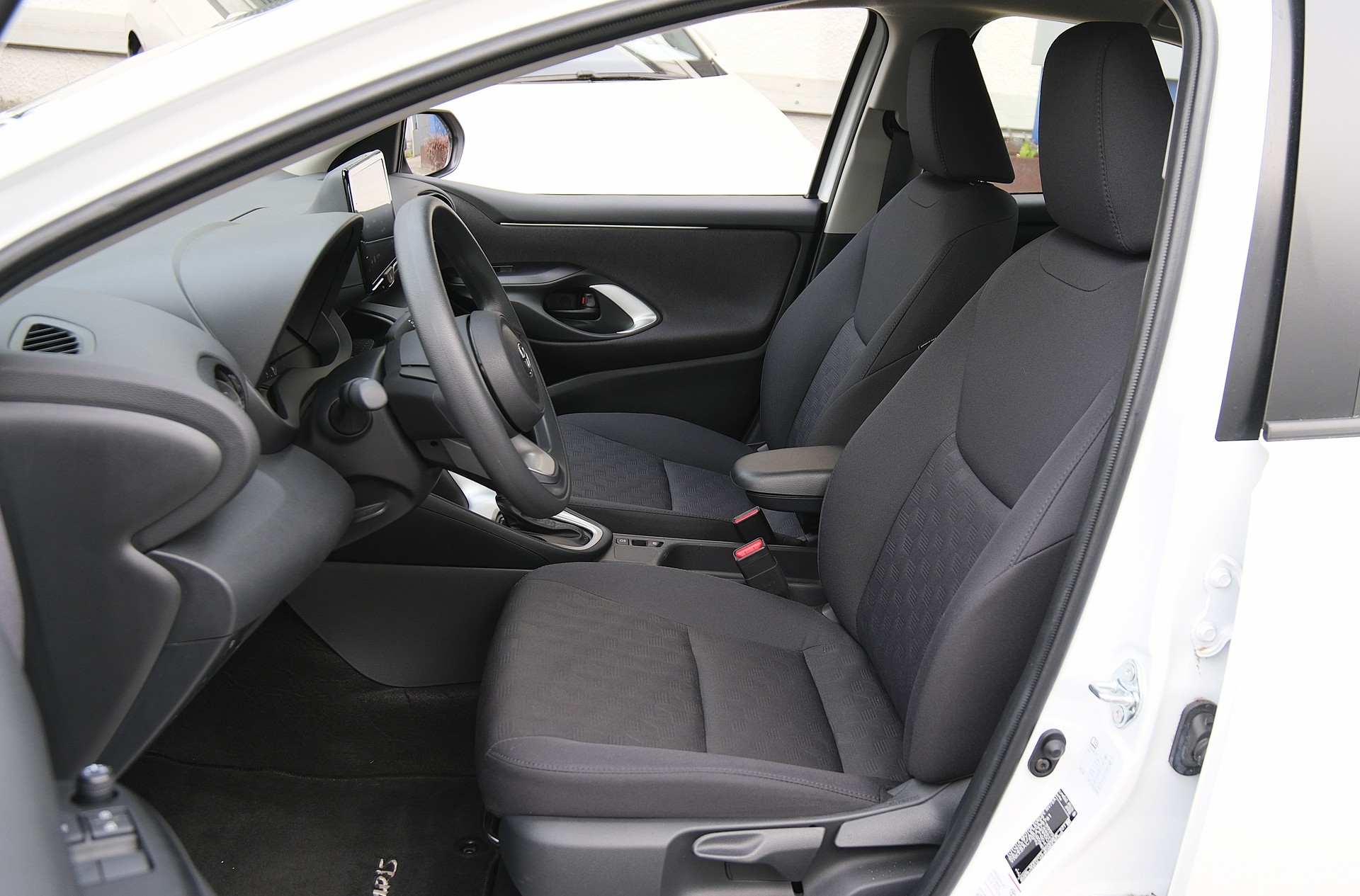TOYOTA Yaris 1.5 Comfort e-CVT-image-3
