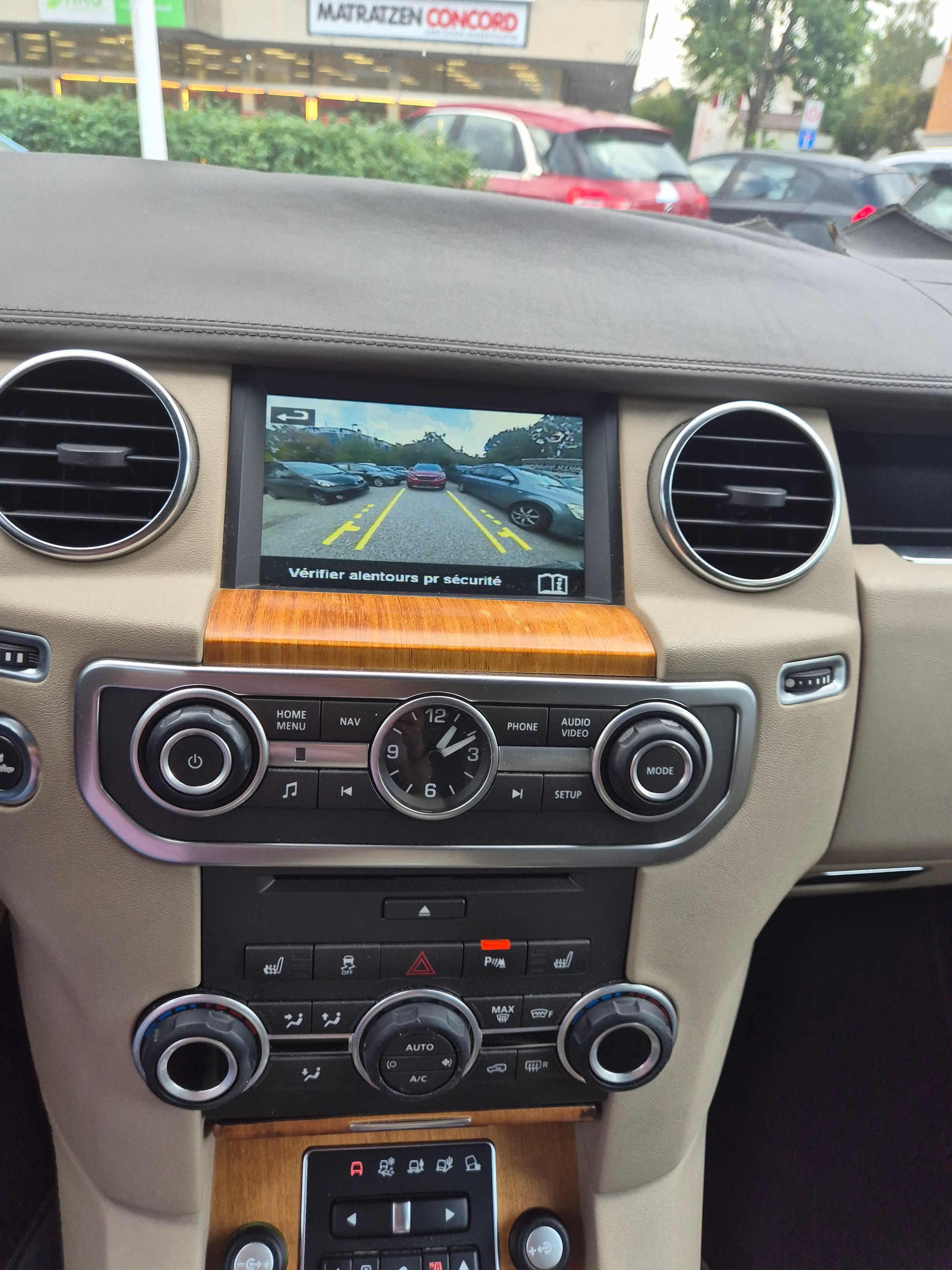 LAND ROVER Discovery 3.0 SDV6 HSE Luxury Automatic-image-12