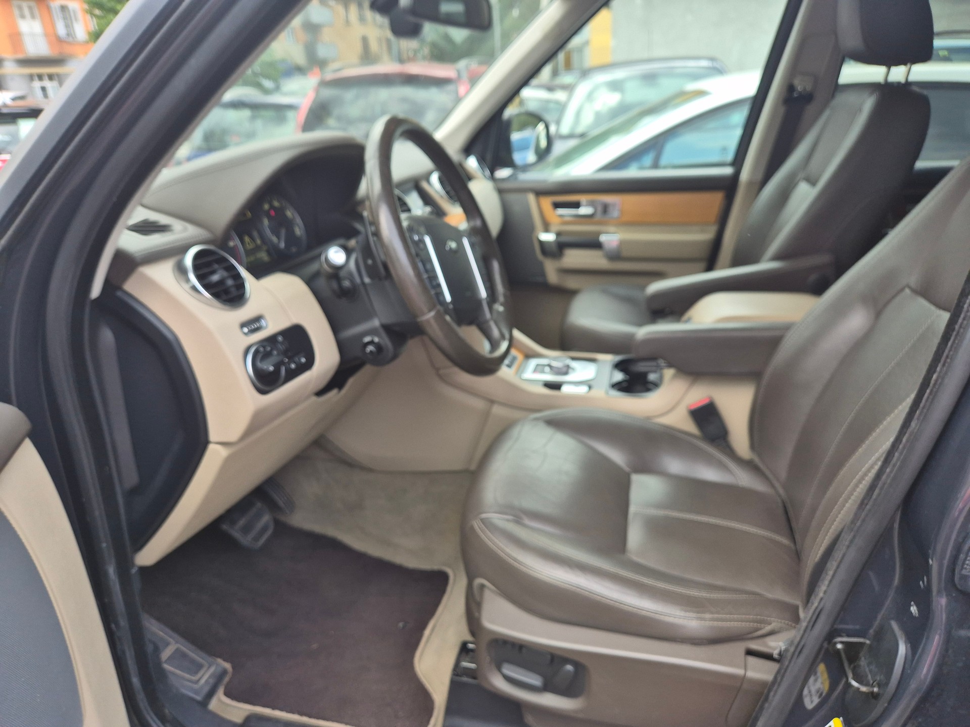 LAND ROVER Discovery 3.0 SDV6 HSE Luxury Automatic-image-8