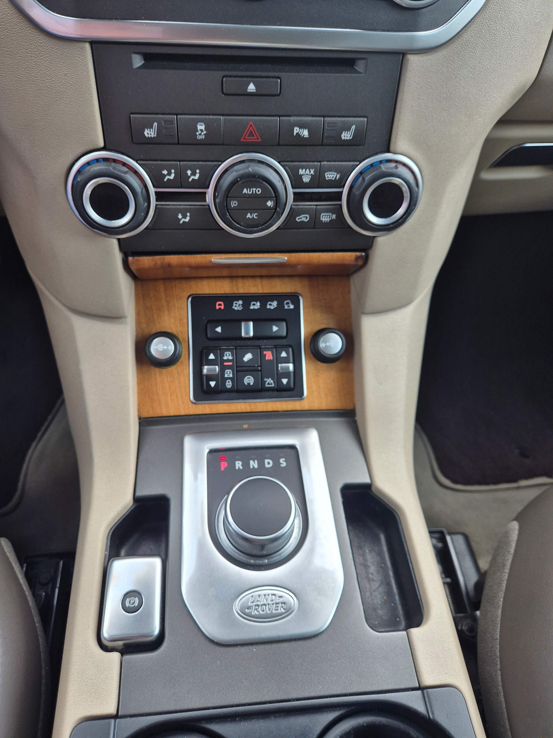 LAND ROVER Discovery 3.0 SDV6 HSE Luxury Automatic-image-11